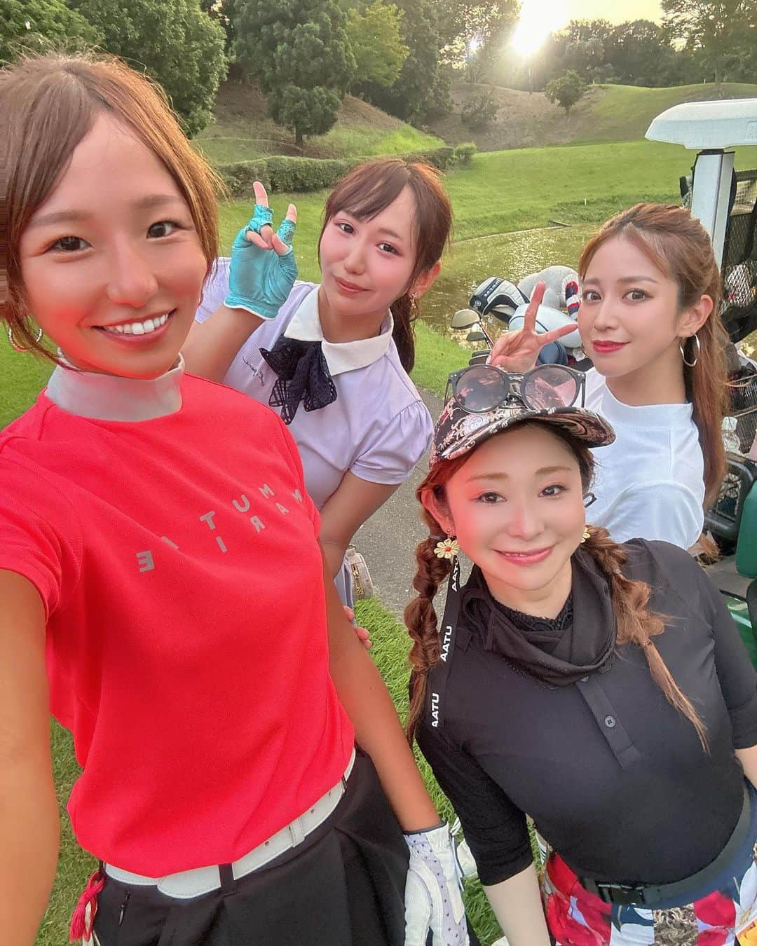 MIKIのインスタグラム：「ナイター⛳️🩷🩷 やっぱりこの時期は暑いから早朝か ナイターだなぁ😮‍💨🩵🩵 って言いたいけど朝眠いから無理❗️笑 今月3回朝早いのあるんやけど起きれるか心配😭😭😭がんばろ。笑🥲✨ 雷で途中で終了からの土砂降り💦☔️ まあいい思い出💙🩵💙笑  #ゴルフ女子 #ゴルフ女子と繋がりたい  #ごるふ女子 #ゴルフスイング  #スイング動画 #ゴルフ上手くなりたい  #関西ゴルファー #かわいい」