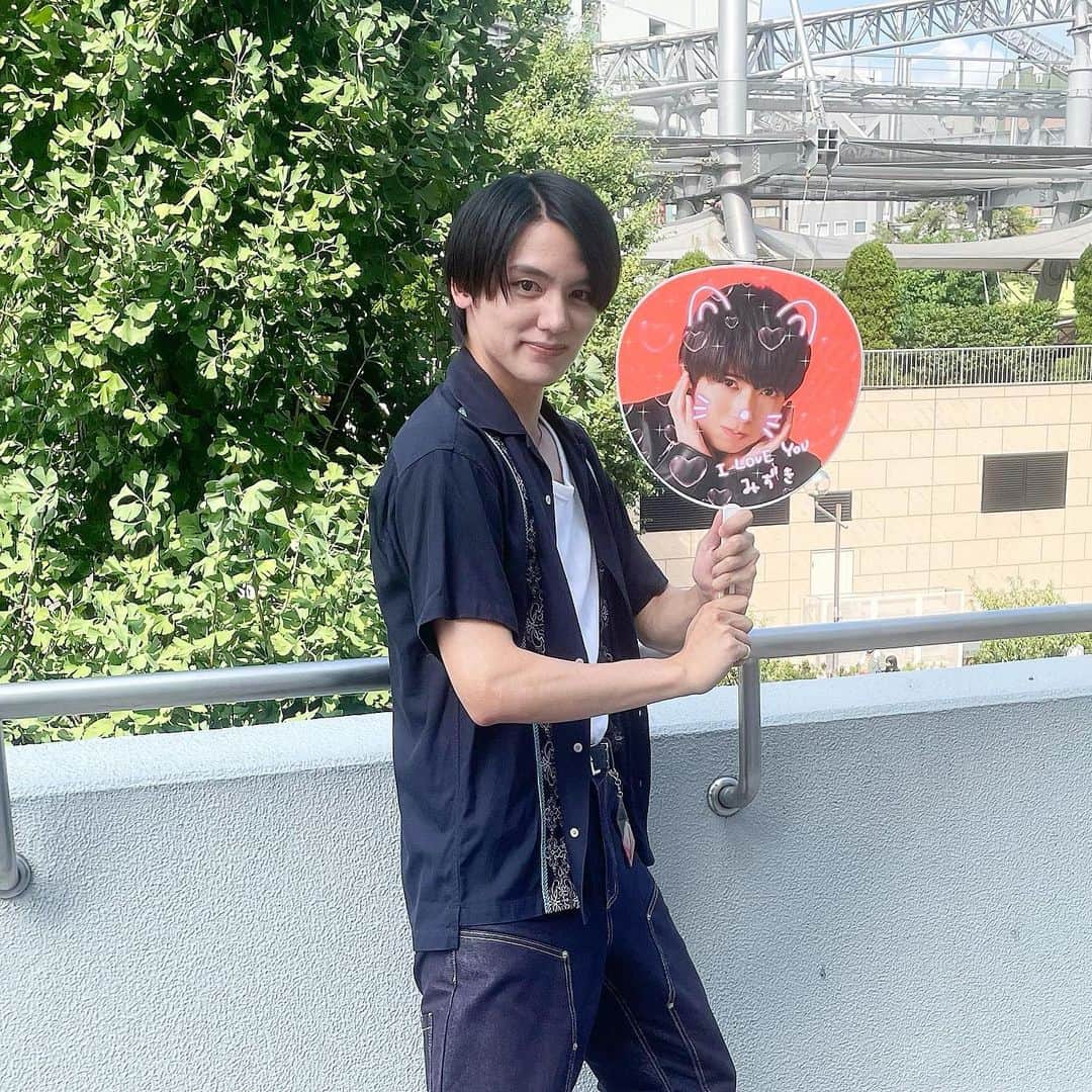 のインスタグラム：「🫶 わっしょーい！ ⁡ ジャニーズJr.が総出のドーム公演 「ALL Johnnys' Jr. 2023 わっしょいCAMP! in Dome」を観てきました！ ⁡ 初めてちゃんと Aぇ! groupやLil かんさい、 真弓孟之くんといった関西勢や 最近気になる田仲陽成くんも観れてもう感動！！ ⁡ Aぇ! groupさん、歌うますぎ！ 福本大晴くんのベース指弾きヤバすぎ！ ⁡ 真弓孟之くんはずっとアイドルだった かわいすぎた。めっちゃわっしょい。 ⁡ ぴなりくんこと 田仲陽成くんは動画の子なんだけど ずっと双眼鏡で観てたんだけど マジで、涙ぐんでしまった… そんな自分にも引いた。わっしょい。 ⁡ あ、あと 最近かわいいなと思っている千井野空翔くんが 嵐さんの「GUTS!」を踊っていて勝手に嬉しくなった🥺 ⁡ 野球＝「GUTS!」なのマジで嬉しいし みんなでサビの振り付け覚えたの思い出した。わっしょい。 ⁡ ⁡ てかさ。 自分の推しのアクスタを並べると 本当に“たぬき顔”が好きだよね いつでも平成狸合戦ぽんぽこできるよ🥲 ⁡ 井上瑞稀さんもかわいかったしいい声でしたし 全体の中にいる時のあのHiHi Jetsの感じ好きです。わっしょい。 ⁡ ⁡ ジャニーズJr.最高！ Jr.からしか得られない栄養素がある！ ⁡ よくわからない人は とりあえず「わっしょい」とだけコメントしてください🫶 ⁡ #HiHiJets #Aぇgroup #田仲陽成 #gogokids #少年忍者 #千井野空翔」