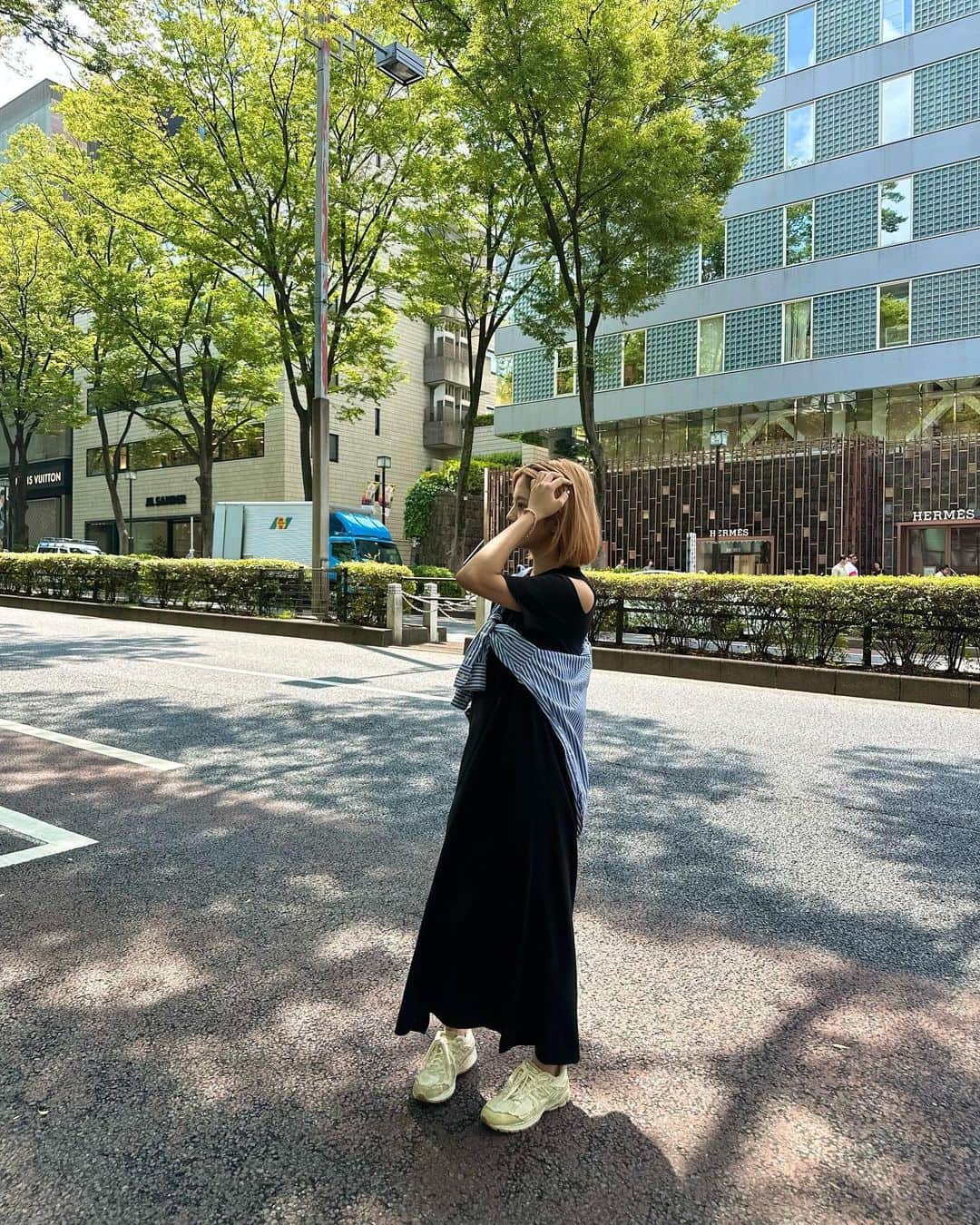 鈴本美愉のインスタグラム：「. 肩空きワンピ♡ シンプルだけど肩空き部分と、裾のスリットにこだわったアイテム✨  この日はストライプシャツを襷掛けしました🙌 只今50%offSALE中なのでぜひ😎」