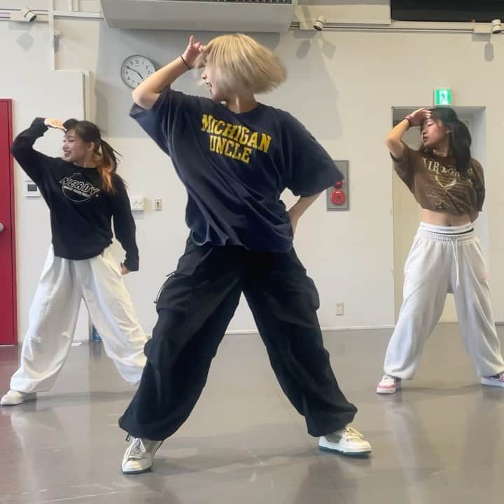 吉屋すえかのインスタグラム：「🤝❤️‍🔥‼️ music" @tombo_coop_band @yukimura_music @sora_thunder_ @dekaso_big @hayaryu_1226  choreo by me with" @littlewave_0429 @hiyori__0614  ・ 代講クラスありがとうございました🙇‍♀️✨ みんな笑顔で楽しそうに踊ってくれてすえかもとっても幸せな気持ちになりました😌🩷 最高じゃんっ！！！！！！！！ ・ #トンボコープ #tombocoopband #nowitthebest #noadanceacademy #すえこれお」