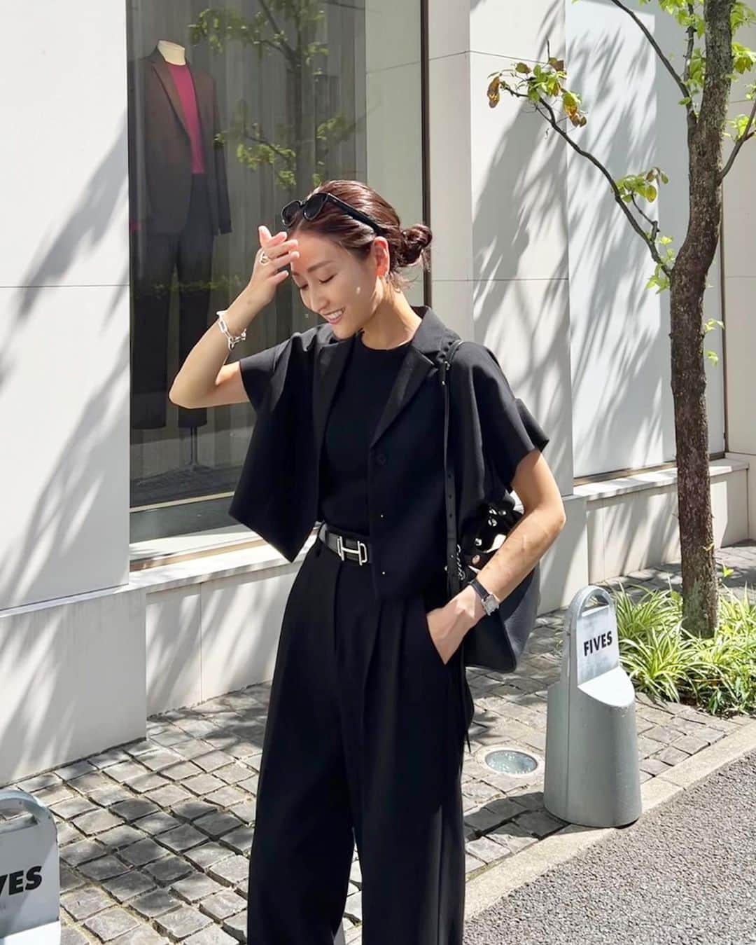 金子麻貴のインスタグラム：「最近ハマってるショート丈のアイテム🙌🏻  ハイウェストのワイドパンツに合わせればバランス良く着られるし短めトップス可愛い🧡  今の時期からサラッと着られるショートジャケットは @elendeek  インナーがノースリの時は少し肌寒い室内の羽織にもちょうど良い👍  #fashion#elendeek#regleam#hermes#letalon#ブラックコーデ#ワントーンコーデ#シンプルコーデ#ママコーデ#ショート丈#ショートジャケット#ショート丈トップス」