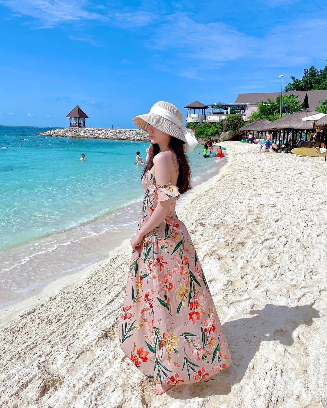 高瀬友規奈のインスタグラム：「Let me soak in this tropical island for a little while⛱️ ・ ・ ・ 南の島ライフ。 #mactanisland」