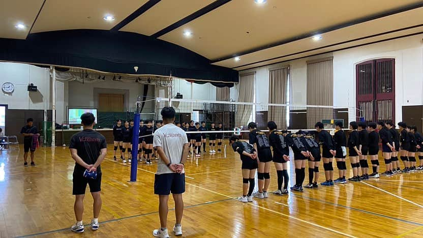 山本憲吾のインスタグラム：「今日は、松商学園女子バレー部さんで合同練習とゲームをさせていただきました‼️  長野県トップレベルの高校でジュニア選手が練習できる環境があることが本当に感謝しかありません。  試合に向けての姿勢や練習からどういう風に雰囲気を作っていくのか、勝つためには自分たちがどうしないといけないのかを学んだ時間だと思います。  明日からの練習で ジュニアの選手たちがどう変わるのか楽しみです‼️  来週の土日は、Vリーグジュニア選手権です‼️ 最後まで諦めずに頑張ります‼️  #山本憲吾  #vc長野トライデンツ  #vc長野女子u15  #ヤングクラブバレーボール  #vリーグジュニア  #vリーグジュニア選手権大会  #vリーグジュニア選手権」