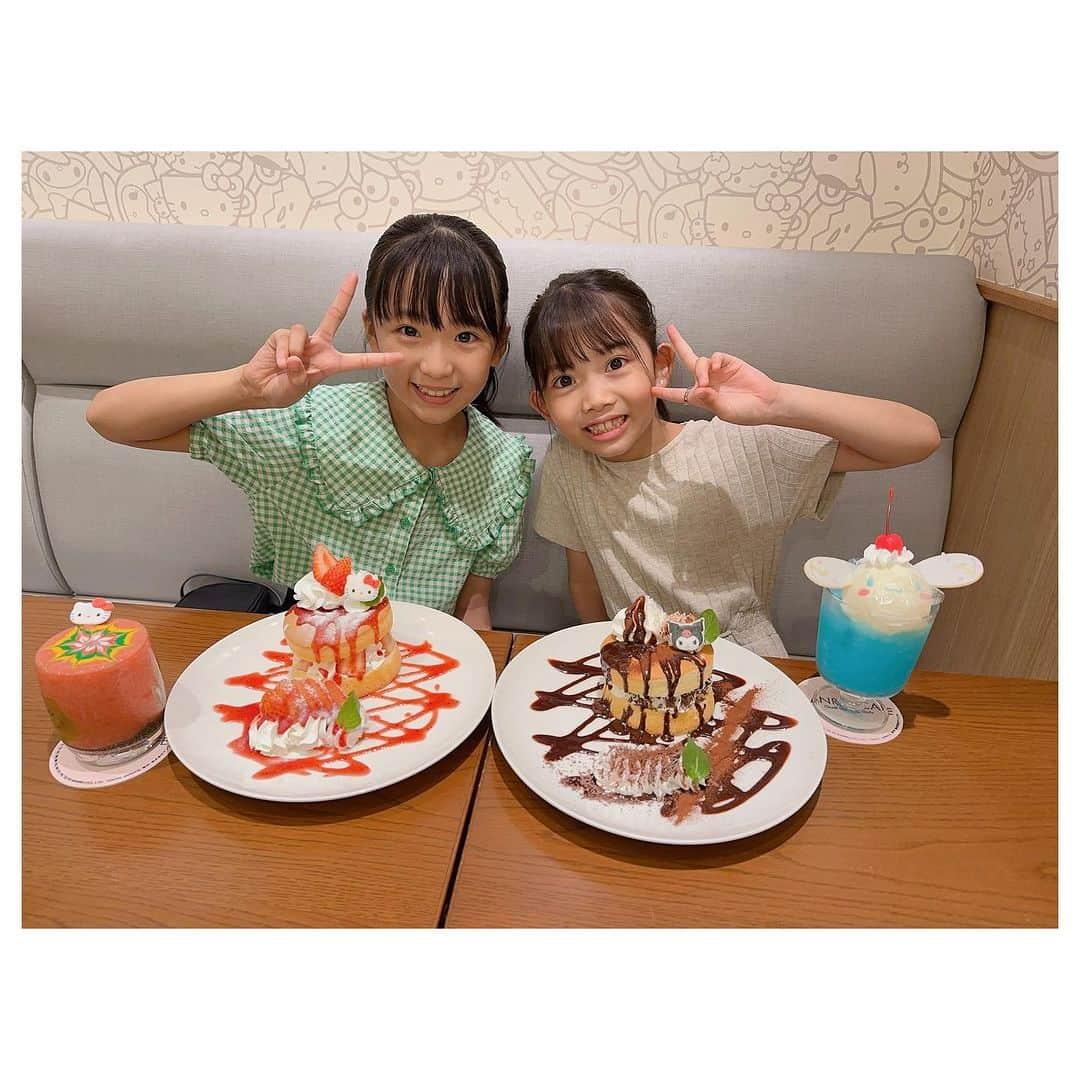 ともみのインスタグラム：「. 舞台のときに一緒で、仲良くなったあみちゃんと❤︎ サンリオカフェ行って、サンリオのワークショップで遊んだよ✨ クロミちゃん推しのゆず👧🖤 . とっても楽しい1日でした❁︎ . @minmiii37 ❤︎ . #同い年 #js4 #おともだち」