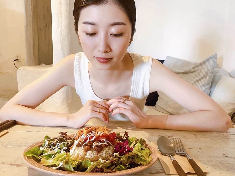 福井千佳のインスタグラム：「. . . 人のご飯をじっと見つめる。 いやしい奴め…🫶 . . #休日の過ごし方#dayoff#カフェランチ」