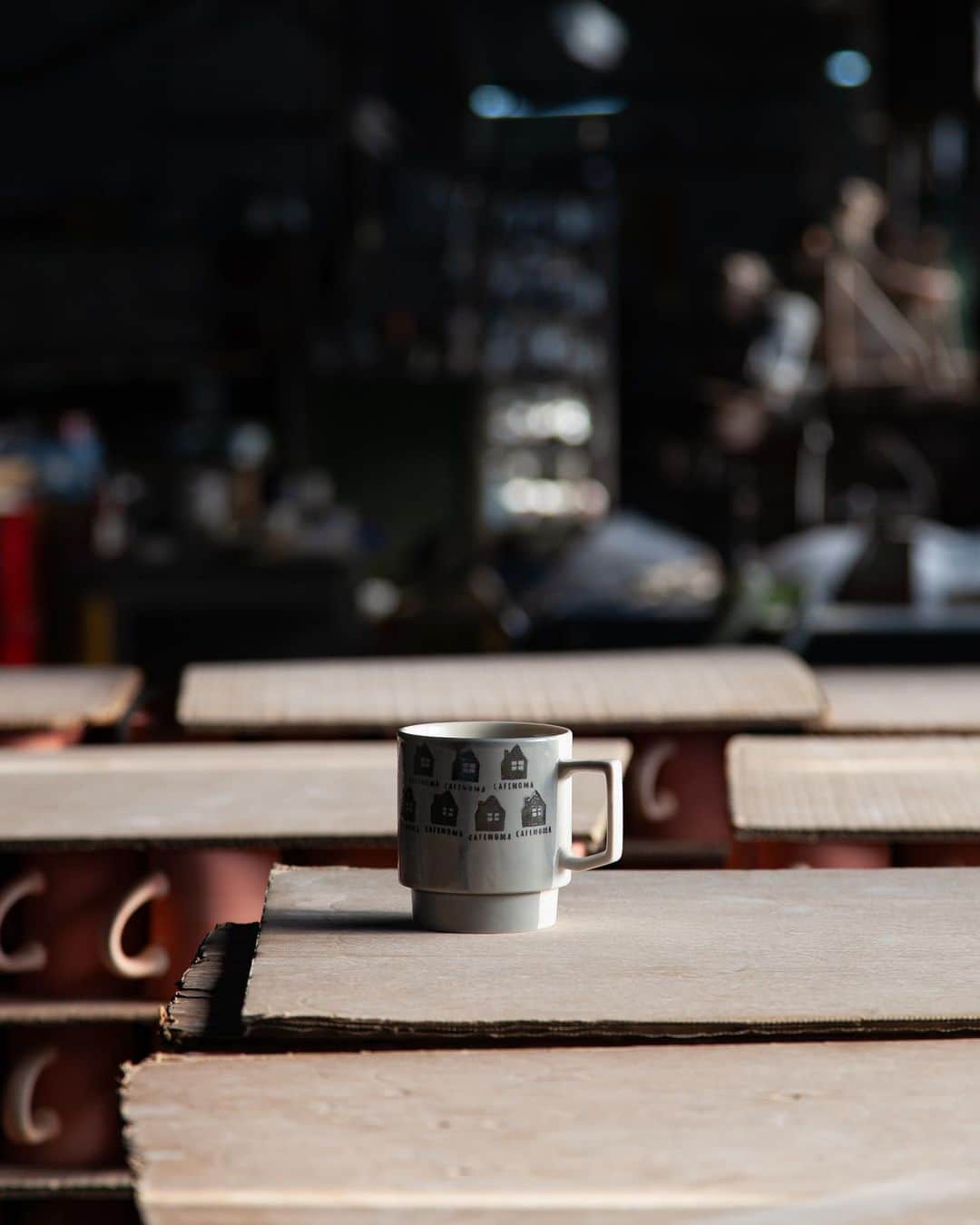 cafe_no_maさんのインスタグラム写真 - (cafe_no_maInstagram)「English follows Japanese   製陶の現場探訪｜VOL.1 理想のコーヒーカップをつくる旅  2017年の10月から12月にかけ延べ7日に渡り、岐阜県多治見市の滝呂町へと取材にでかけました。はじめてつくるコーヒーカップの製造の様子を写真や映像に記録するためです。これから何回かに分けて、当時の取材の様子をお届けします。  私たちには、理想とするコーヒーカップがあります。軽くて飲み口が薄く、普段遣いできる丈夫な磁器であること、ひとつひとつが手仕事のような味わいを残しながら、量産できるプロダクトであるということ。ネットで調べた岐阜の製陶所に伺い、このようなカップをつくりたいと伝えたところ、こころよく引き受けてくださることになりました。  続きは、カフェノマのプロフィールリンク（ @cafe_no_ma ）から、ウェブマガジン「エブリデイ コーヒー リトリート」をご覧ください。  Exploring the World of Pottery | VOL.1 Journey to Craft the Perfect Coffee Cup  From October to December in 2017, I embarked on a 7-day journey to the quaint Takirocho in Tajimi City, Gifu Prefecture. My goal was to capture the art of making our debut coffee cup through both photographs and videos. Over the next few installments, I'll share with you the essence of that experience.  For us, there's a vision of the perfect coffee cup. One that is light, with a delicate sip edge, durable for everyday use, made of sturdy porcelain. Each piece retains a handcrafted touch, yet is designed for mass production. When we reached out to a pottery studio in Gifu that we found online with this vision in mind, they warmly embraced our idea.  For more of this story, please visit our web magazine "Everyday Coffee Retreat" through the profile link at ( @cafe_no_ma ).」8月20日 20時55分 - cafe_no_ma