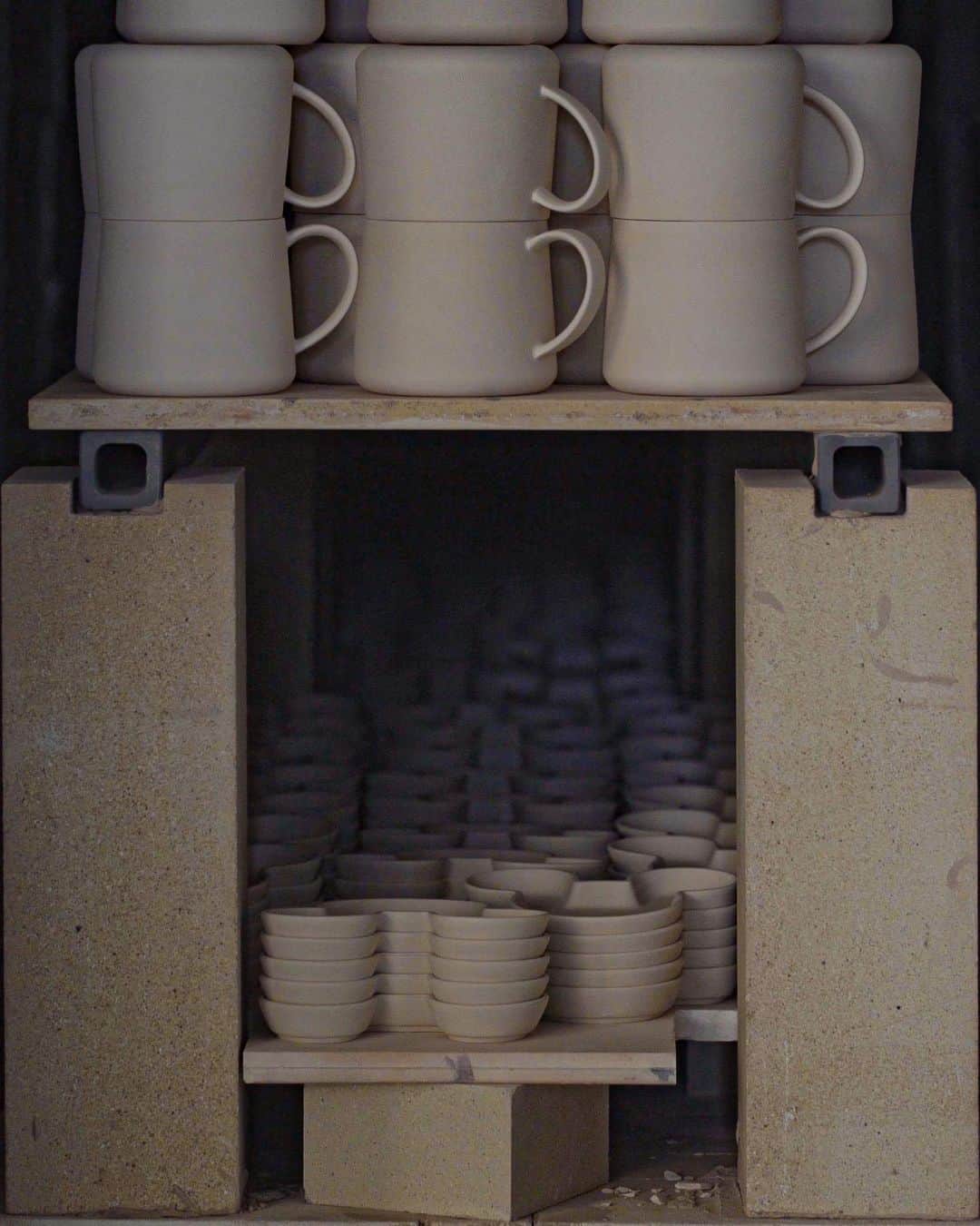 cafe_no_maのインスタグラム：「English follows Japanese   製陶の現場探訪｜VOL.1 理想のコーヒーカップをつくる旅  2017年の10月から12月にかけ延べ7日に渡り、岐阜県多治見市の滝呂町へと取材にでかけました。はじめてつくるコーヒーカップの製造の様子を写真や映像に記録するためです。これから何回かに分けて、当時の取材の様子をお届けします。  私たちには、理想とするコーヒーカップがあります。軽くて飲み口が薄く、普段遣いできる丈夫な磁器であること、ひとつひとつが手仕事のような味わいを残しながら、量産できるプロダクトであるということ。ネットで調べた岐阜の製陶所に伺い、このようなカップをつくりたいと伝えたところ、こころよく引き受けてくださることになりました。  続きは、カフェノマのプロフィールリンク（ @cafe_no_ma ）から、ウェブマガジン「エブリデイ コーヒー リトリート」をご覧ください。  Exploring the World of Pottery | VOL.1 Journey to Craft the Perfect Coffee Cup  From October to December in 2017, I embarked on a 7-day journey to the quaint Takirocho in Tajimi City, Gifu Prefecture. My goal was to capture the art of making our debut coffee cup through both photographs and videos. Over the next few installments, I'll share with you the essence of that experience.  For us, there's a vision of the perfect coffee cup. One that is light, with a delicate sip edge, durable for everyday use, made of sturdy porcelain. Each piece retains a handcrafted touch, yet is designed for mass production. When we reached out to a pottery studio in Gifu that we found online with this vision in mind, they warmly embraced our idea.  For more of this story, please visit our web magazine "Everyday Coffee Retreat" through the profile link at ( @cafe_no_ma ).」