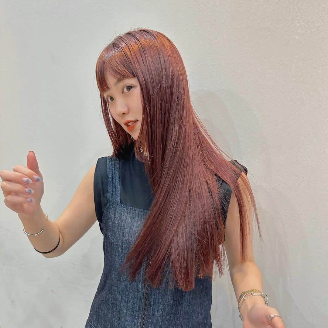 Momoのインスタグラム：「. チェリーレッドほんとに人気🍒♡ . .  . ✔️画像を保存してカウンセリングの 時にみせてください♡♡ .  イメージを変えたいけど短くするのも ブリーチをするのも勇気がいる🥺 . そんな方にも幅広くその方にあった提案 をさせて頂き一緒におしゃれを楽しみましょう♡ . ブリーチカラーは【ケアブリーチ】を 推奨しております♡ . ケアブリーチは従来よりも髪の毛への ダメージが94%cutされます！ . ブリーチなしのダブルカラーも 提案させて頂きますのでぜひご相談ください♡ . 12／3から 新店舗　GARD/ëN (ガーデン／エン) がopen♡♡ . 場所は表参道♡♡ 新しいこだわりのつまったお店で ぜひお会いできるのを楽しみに お待ちしております♡♡ . . ご予約はTOPからご予約サイト に飛べます✈︎♡(料金もそちらを参考に) . ご新規様も喜んでお待ちしております♡ . お電話.DMからも受け付けております♡ (DMは返信が遅くなる可能性が ございますのでそちらご了承下さい🙇‍♀️)  . .  〒150-0001 東京都渋谷区神宮前5-39-2 2F . TEL☎︎ 03-6712-5995 . 表参道駅から徒歩5分🚶🏼‍♀️(A1出口) ( 銀座線/千代田線/半蔵門線 ) . . 月 定休日 火・水　11:00〜20:00 木・金　12:00〜20:30 土　10:00〜19:00 日　10:00〜19:00 祝　10:00〜19:00 . . ぜひ、ご予約お待ちしてます♡♡ . codeアカウントはこちら   @__cd.momo____________ ♡ . ぜひフォローしてください♡ .」