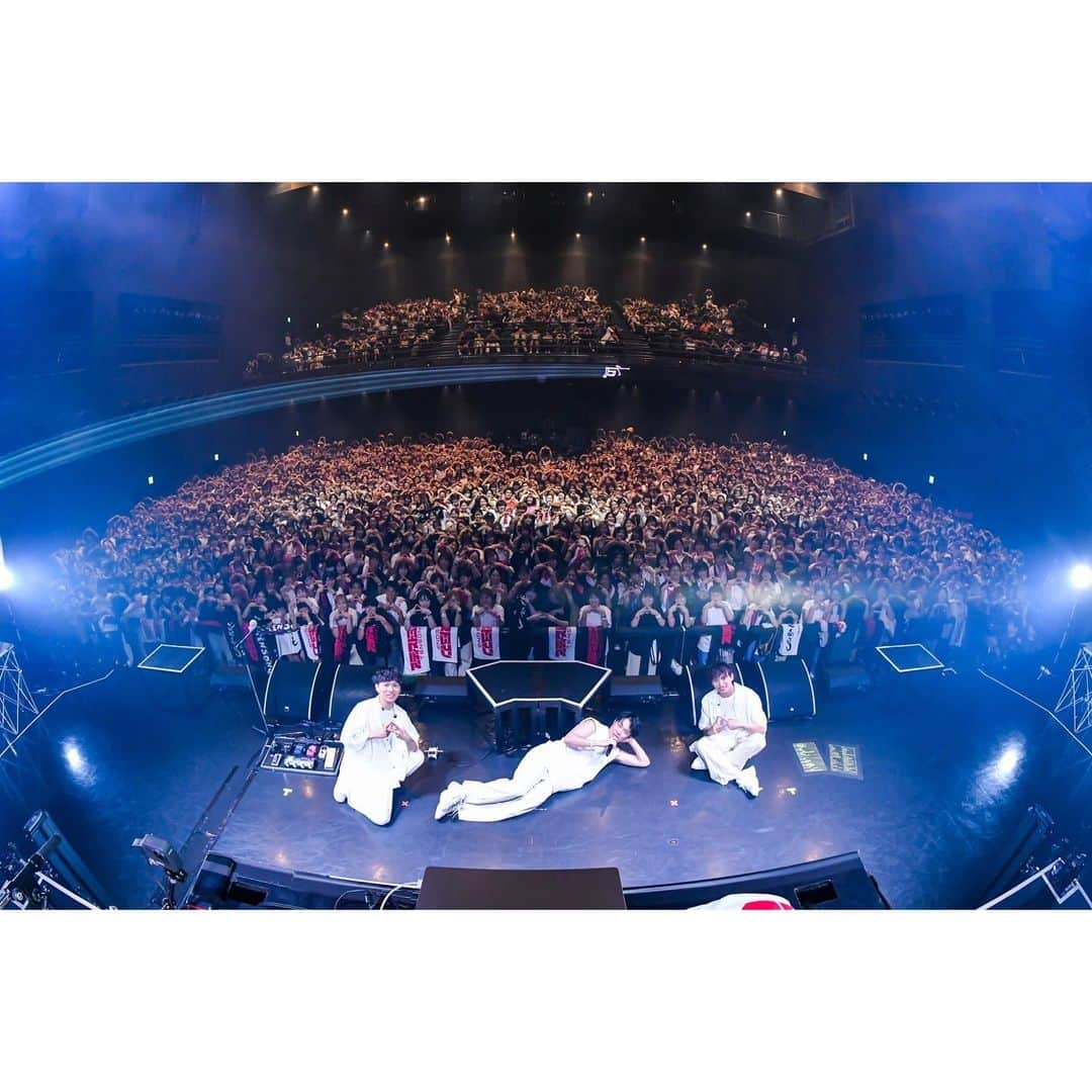 TENSONGさんのインスタグラム写真 - (TENSONGInstagram)「2023.08.19(Sat) No.47-神奈川・KT Zepp Yokohama  ／ Thank you 神奈川🔥 ＠KT Zepp Yokohama ＼  初ワンマンライブ『アーティストミマン』にお越しくださり、誠に有難うございました‼︎ 遂に47都道府県完走しました👏 本当に付いて来てくれた方々に感謝。 どうも有難うございます‼︎  僕らが結成してから3年。 アーティストになりたかった訳でもない3人がたまたま出会って、たまたま音楽して、それをやってる内に楽しくなって、本気になって、いつしか夢になって…何もわからないまま僕らなりに進んできました。そんな僕らを支えてくれる方々がたくさんいて、本当に幸せ者です。  だからこそ、1人1人に寄り添った音楽をこの先も届けたいと思っています。できればいつか、僕達をアーティストだと言ってもらえる日が来るまで、一生懸命進み続けます。 これからも応援よろしくお願いします‼︎  TENSONG一同  #新曲 #アーティストミマン #TENSONG  #AHAPPYRAINYDAY #sing #song #vocal #guitar #dj #instalike #instagood #instagram #music #LIVE #first #oneman」8月20日 20時59分 - 10song_official