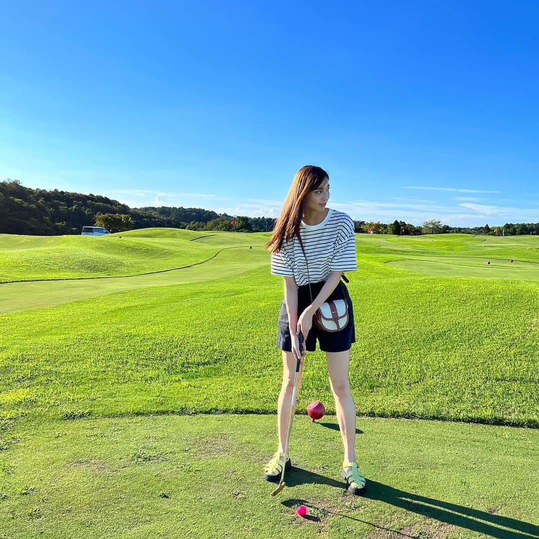 間瀬遥花のインスタグラム：「. 数年ぶりにパターゴルフ⛳️ 天気良すぎた🤣☀️ . . . #パター #パターゴルフ #ゴルフ #ゴルフ場 #ゴルフ女子 #ゴルフ初心者 #18ホール #東京ドイツ村 #ドイツ村 #千葉 #千葉観光 #千葉県 #ショーパン #ショーパンコーデ #ショートパンツ #ショートパンツコーデ #ショートパンツスタイル #ボーダー #ボーダートップス #ボーダーコーデ #moussy #shoolarue #paris64」