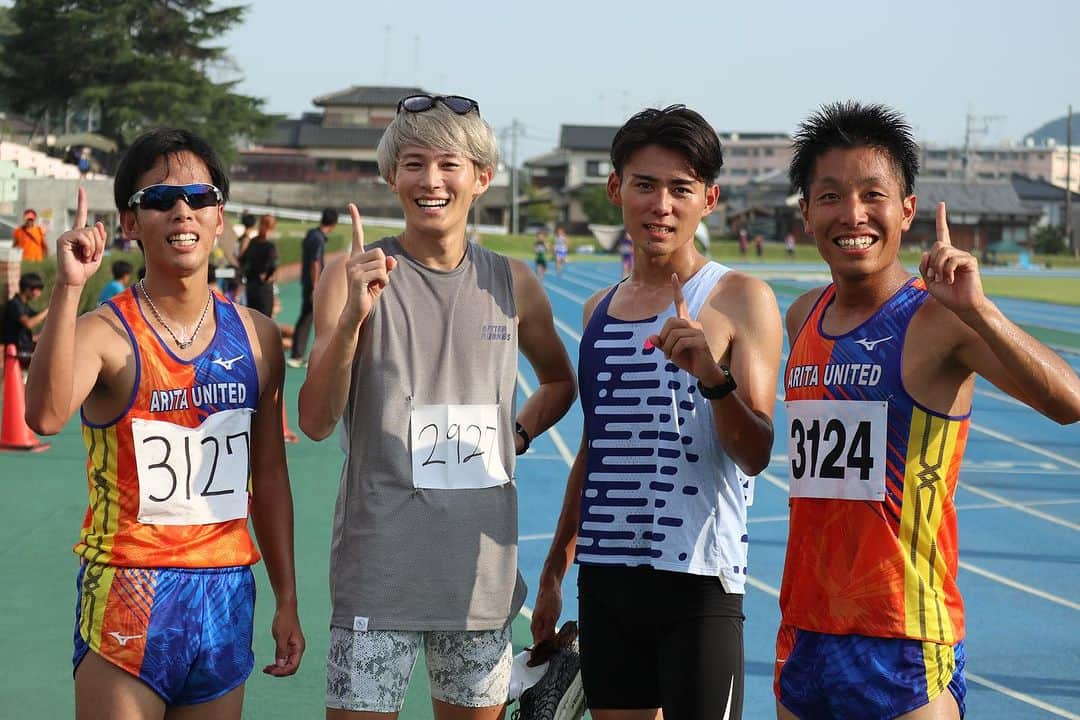 三津家貴也のインスタグラム：「. 大牟田サマー陸上参戦してきました！ 1500mと何年振りかのマイルを走りました🏃‍♂️ ここの陸上競技場は実は僕が高校生の時に使っていた練習場所なんです！ 少しでも盛り上がれば良いなぁと思って行ったら、みんな来ること知ってて大盛況でした笑 僕がこの活動する前から仲良くしている地元のみんなと走れて最高でした！ 写真はやってみよう☝️からのひき肉です！ポーズで。 また遊び行くねー✨ #大牟田サマー陸上 #陸上記録会 #1500m #マイル」