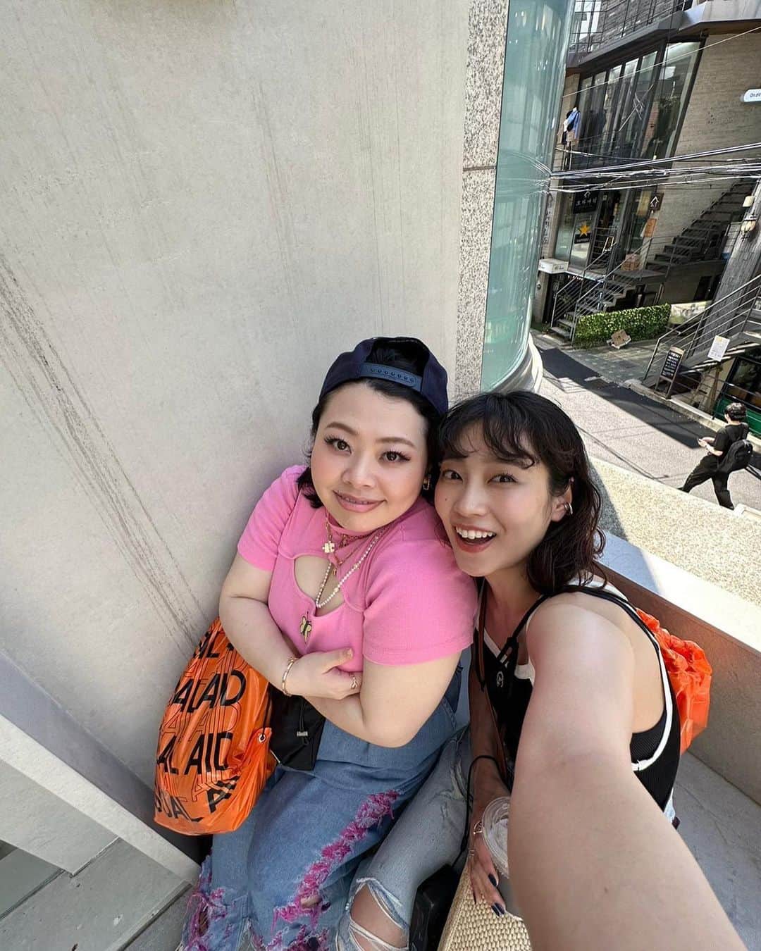 のインスタグラム：「韓国の想い出🇰🇷🌻❤️  ナオミちゃんが連れて行ってくれた吉田ユニさんの作品展、 素敵すぎました、すごく楽しかった  美味しいものも色々食べた💓  そしてこの撮り方が流行りらしい🤔🫶  한국 추억🇰🇷🌻❤️   요시다 유니님의 전시회에 갔었어요! 진짜 멋지고 너무 재미있었어요🙏  맛있는 것도 많이 먹었어요💓  그리고 이런사진찍는방법이 요즘 유행하는것같아🤔🫶」