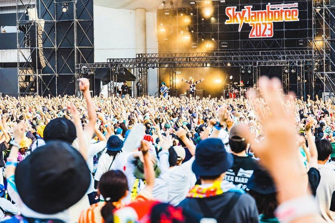 藤原広明さんのインスタグラム写真 - (藤原広明Instagram)「「Sky Jamboree 2023 ～one pray in nagasaki～」  長崎市 稲佐山公園野外ステージ  スカジャンのあなたにびっくらゔっ！！⚡️⚡️⚡️⚡️  photo by @cazrowAoki  #SUPERBEAVER #スカジャン」8月20日 21時03分 - hiroaki_drums_superbeaver