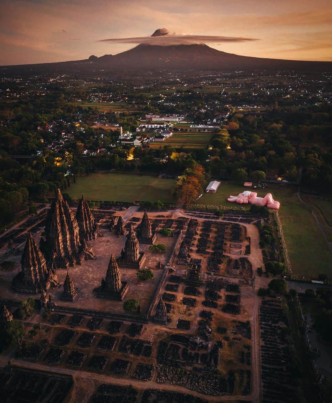 ラライン・シャーさんのインスタグラム写真 - (ラライン・シャーInstagram)「KAWS:HOLIDAY Indonesia di Candi Prambanan ini edisi ke 10 dari semacam World Tour karakter karakter yang identik dengan artis kontemporer terkenal yang bernama Brian Donelly atau yang lebih dikenal sebagai @kaws .  Figur "Accomplice" ini adalah yang terbesar yang pernah dibuat.   Buat teman teman yang tertarik sempetin kesana sebelum akhir bulan.  Suka banget, warna pink. Ada merchandise juga!  @arr.allrightsreserved  @akg.entertainment  @ddtstore   📸 @rkrkrk @s.yin.h  Under the 🌝 by Me😊」8月20日 21時03分 - ralineshah