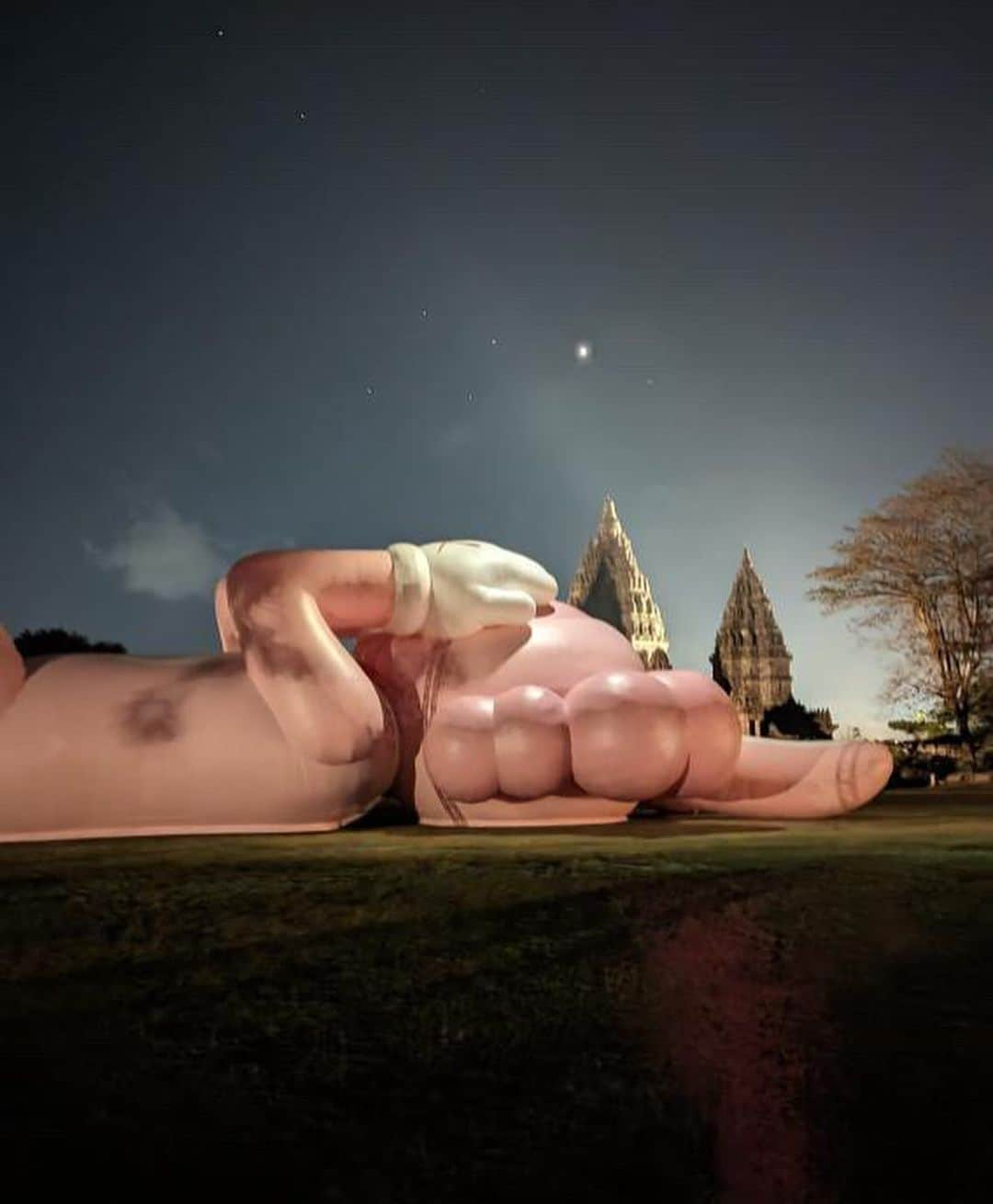 ラライン・シャーさんのインスタグラム写真 - (ラライン・シャーInstagram)「KAWS:HOLIDAY Indonesia di Candi Prambanan ini edisi ke 10 dari semacam World Tour karakter karakter yang identik dengan artis kontemporer terkenal yang bernama Brian Donelly atau yang lebih dikenal sebagai @kaws .  Figur "Accomplice" ini adalah yang terbesar yang pernah dibuat.   Buat teman teman yang tertarik sempetin kesana sebelum akhir bulan.  Suka banget, warna pink. Ada merchandise juga!  @arr.allrightsreserved  @akg.entertainment  @ddtstore   📸 @rkrkrk @s.yin.h  Under the 🌝 by Me😊」8月20日 21時03分 - ralineshah