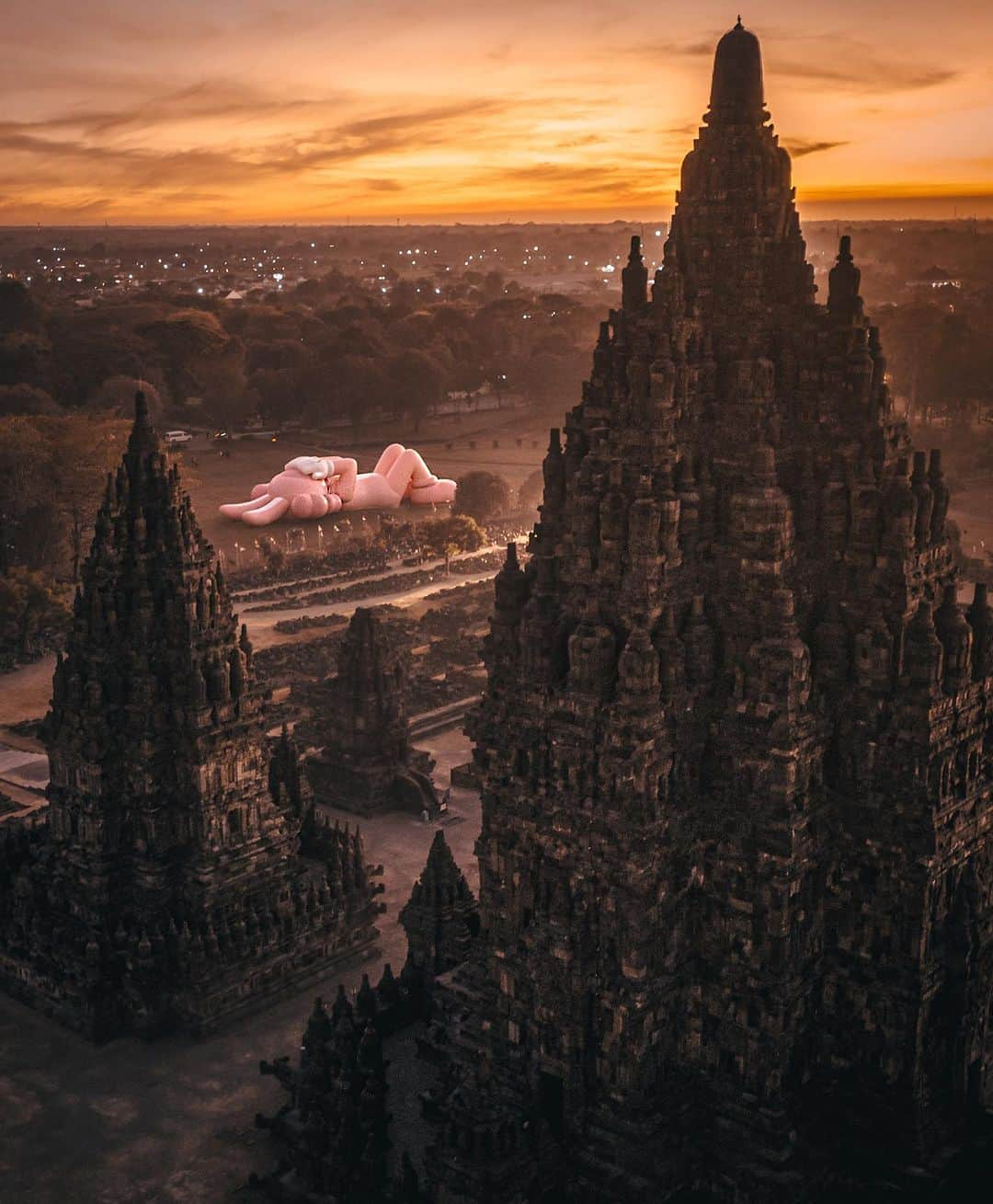 ラライン・シャーさんのインスタグラム写真 - (ラライン・シャーInstagram)「KAWS:HOLIDAY Indonesia di Candi Prambanan ini edisi ke 10 dari semacam World Tour karakter karakter yang identik dengan artis kontemporer terkenal yang bernama Brian Donelly atau yang lebih dikenal sebagai @kaws .  Figur "Accomplice" ini adalah yang terbesar yang pernah dibuat.   Buat teman teman yang tertarik sempetin kesana sebelum akhir bulan.  Suka banget, warna pink. Ada merchandise juga!  @arr.allrightsreserved  @akg.entertainment  @ddtstore   📸 @rkrkrk @s.yin.h  Under the 🌝 by Me😊」8月20日 21時03分 - ralineshah