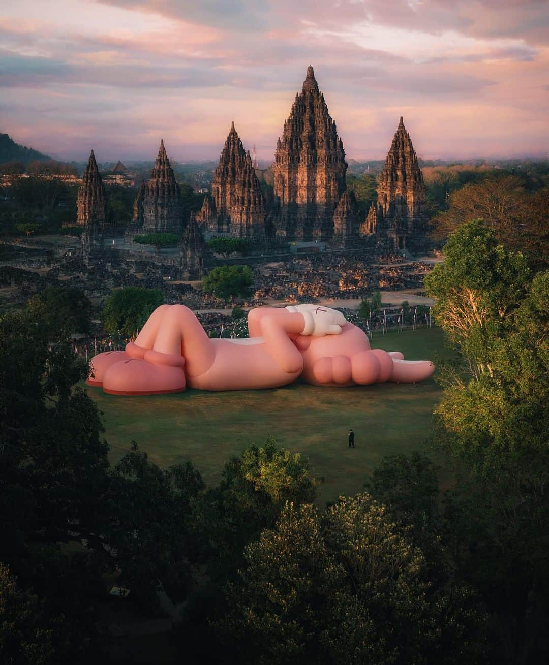 ラライン・シャーさんのインスタグラム写真 - (ラライン・シャーInstagram)「KAWS:HOLIDAY Indonesia di Candi Prambanan ini edisi ke 10 dari semacam World Tour karakter karakter yang identik dengan artis kontemporer terkenal yang bernama Brian Donelly atau yang lebih dikenal sebagai @kaws .  Figur "Accomplice" ini adalah yang terbesar yang pernah dibuat.   Buat teman teman yang tertarik sempetin kesana sebelum akhir bulan.  Suka banget, warna pink. Ada merchandise juga!  @arr.allrightsreserved  @akg.entertainment  @ddtstore   📸 @rkrkrk @s.yin.h  Under the 🌝 by Me😊」8月20日 21時03分 - ralineshah