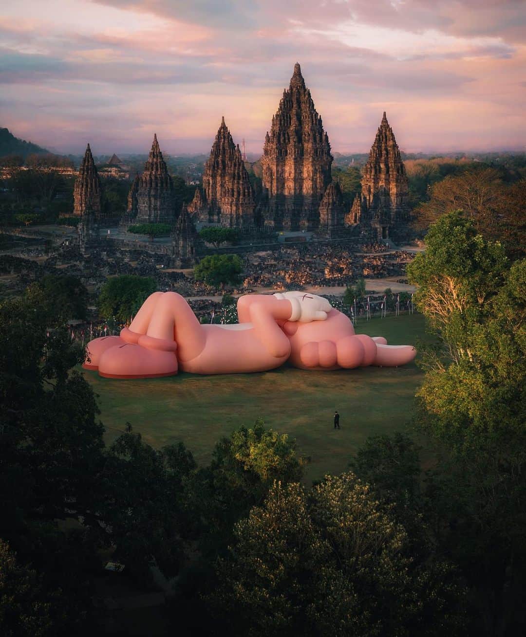 ラライン・シャーのインスタグラム：「KAWS:HOLIDAY Indonesia di Candi Prambanan ini edisi ke 10 dari semacam World Tour karakter karakter yang identik dengan artis kontemporer terkenal yang bernama Brian Donelly atau yang lebih dikenal sebagai @kaws .  Figur "Accomplice" ini adalah yang terbesar yang pernah dibuat.   Buat teman teman yang tertarik sempetin kesana sebelum akhir bulan.  Suka banget, warna pink. Ada merchandise juga!  @arr.allrightsreserved  @akg.entertainment  @ddtstore   📸 @rkrkrk @s.yin.h  Under the 🌝 by Me😊」
