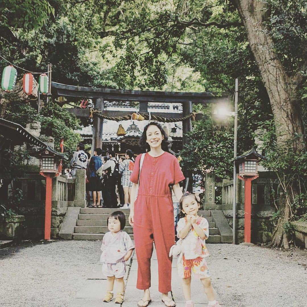 KIKIのインスタグラム：「FIGARO.jp 連載「KIKI、ときどき鎌倉暮らし。」vol.21『鎌倉の町にも、4年ぶりにお祭りに神輿が戻ってきた。』が更新されました  鎌倉の大町で 4年ぶりに賑やかなお祭りとお神輿が戻ってきた初夏のできごと 乳児のときに神輿潜りをした娘は4歳になって 子ども神輿を担ぐまでに成長しました 親としては一緒に地元のお祭りを楽しめるのがなによりうれしいこと 早く手がかからないまでに成長してほしいけれど こんな時間は今だけ 大切だなとしみじみ思います  ストーリにリンクをはっておきます！  https://madamefigaro.jp/series/kiki/230815-yakumosan.html」