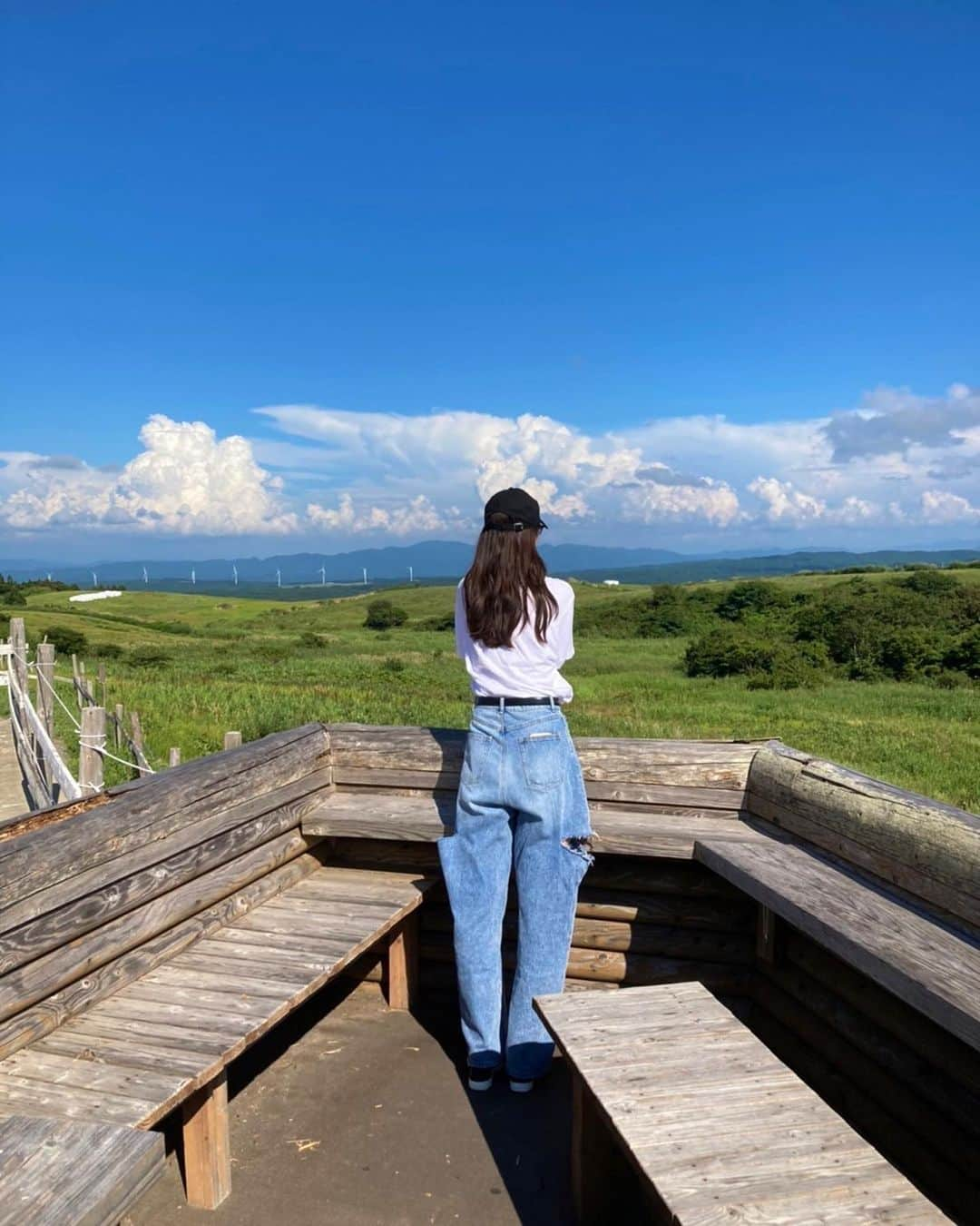 相場詩織さんのインスタグラム写真 - (相場詩織Instagram)「⛰️  半日でしたがお盆休み代わりに 家族との時間を過ごせて幸せでした☺️✨ 綺麗な自然と家族との時間が 最高のエネルギーチャージ✌️  #秋田 #海 #にかほ市 #土田牧場 #デニムコーデ」8月20日 21時06分 - shioriaiba0801