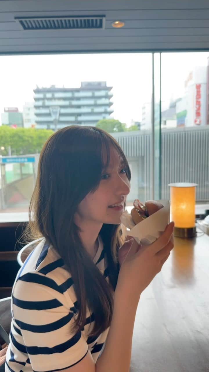 横山莉華のインスタグラム：「彼氏目線っぽい？？💭 一緒にハンバーガー食べよ〜！🍔♡   #ハンバーガー #福岡  #04 #彼氏目線 (?)」