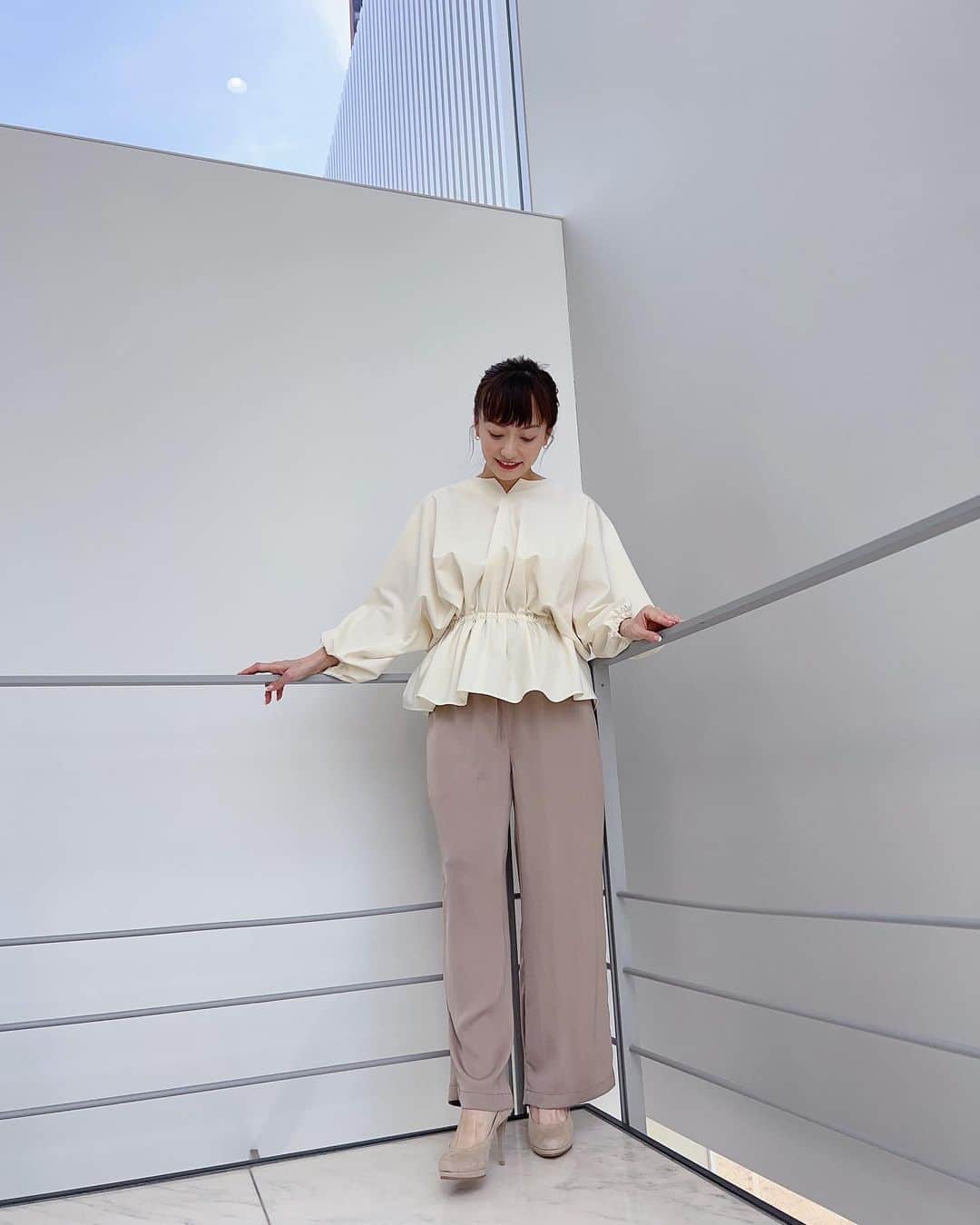 島本真衣のインスタグラム：「今日の衣装です♪ 夕方見てくださった皆さん、 ありがとうございました🎤 明日のワイド!スクランブルも見て頂けたら嬉しいです🤍  #トップス @stumbly.official   #パンツ @limue_official   #ピンキーリング #ブレスレット @agete_official   #ピアス @nojess_official   #パンプス @kanematsu_official」