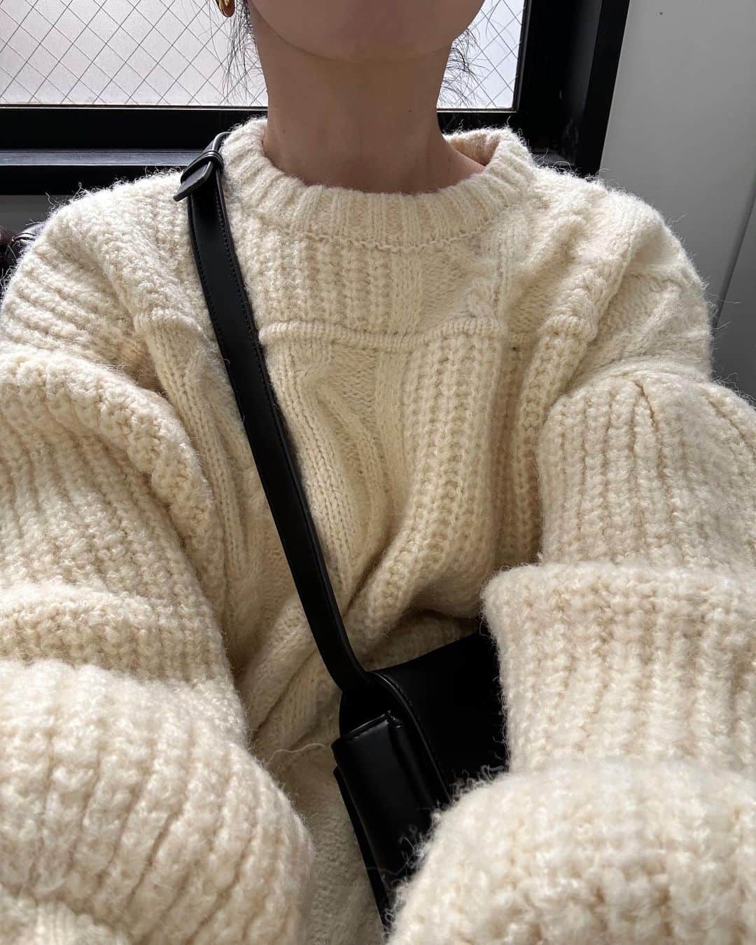kannnaのインスタグラム：「たっっぽりKNIT♡ 編み柄にこだわって立体感でるよう 試行錯誤したアイテム！  受注会発表されましたが 受注会対象ダヨ🤫♪(大声 インスタライブも23日20:00から @eim_press にて FW一部公開ですん！MITENE！」