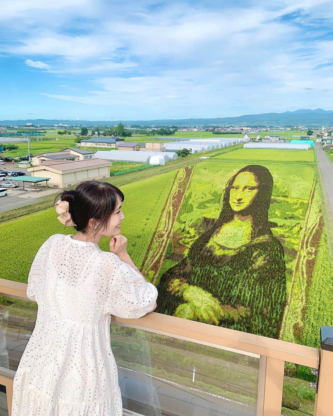 浅井麻里さんのインスタグラム写真 - (浅井麻里Instagram)「🌾田んぼアート/青森県🌾 ⁡ おっきなモナリザーー！！✨😳 ⁡ 去年の夏に青森県の田舎館村で見た、田んぼアート🌾 ⁡ これ全部、稲でできてるの！👏 (3枚目の写真少しアップにしてるけどわかるかな？) ⁡ 周りの家とか、横を走ってる車とかを見てもらうと、 アートの大きさわかると思う！とっても大きい！✨ ⁡ 他にもいろんな絵の田んぼアートがあったよ💕 田舎館村だけじゃなくて、道の駅いなかだての方にも🌾 ⁡ なんでBGMこの曲にしたかは、 道の駅いなかだての田んぼアート見るとわかると思うから 写真8,9枚目を見てね❤️🤣（笑） ⁡ ⁡ #田んぼアート #田んぼ #田舎館村田んぼアート #photogenic #旅女子 #タビジョ #青森 #青森県 #青森旅行 #青森観光 #旅行 #フォトジェニック #国内旅行 #モナリザ #genic_japan #genic_travel #genic_trip #tabijyo #traveljapan #青森観光スポット #旅ライター #トラベルライター #絶景 #旅スタグラム #絶景スポット #道の駅いなかだて #日本の風景 #日本の絶景」8月20日 21時11分 - mari_asai_625