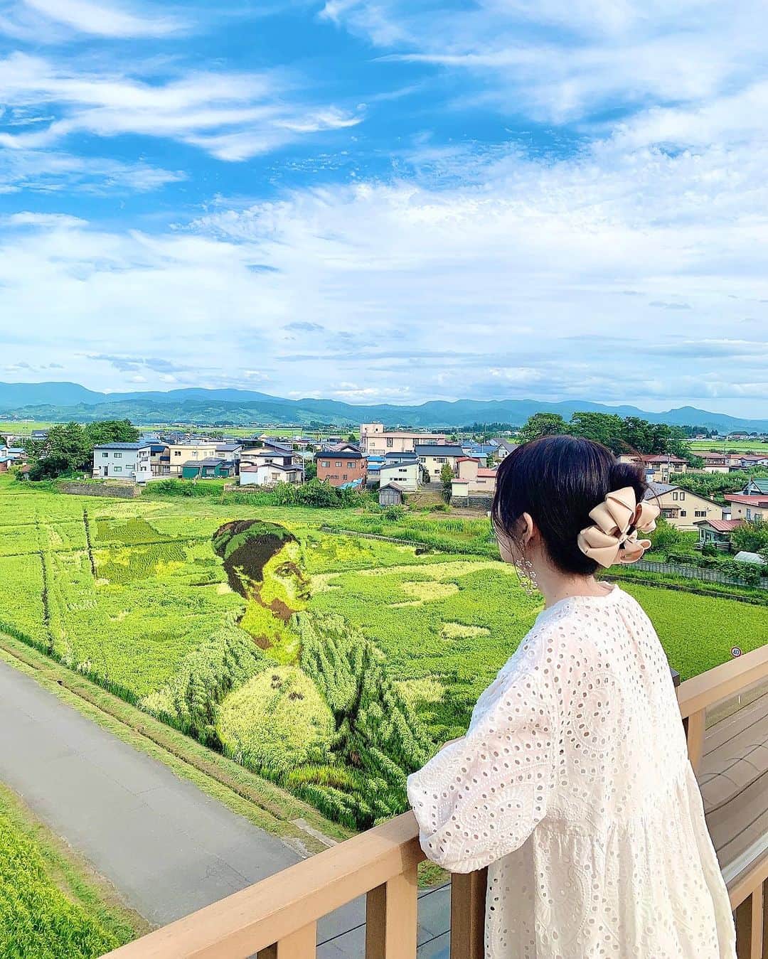 浅井麻里さんのインスタグラム写真 - (浅井麻里Instagram)「🌾田んぼアート/青森県🌾 ⁡ おっきなモナリザーー！！✨😳 ⁡ 去年の夏に青森県の田舎館村で見た、田んぼアート🌾 ⁡ これ全部、稲でできてるの！👏 (3枚目の写真少しアップにしてるけどわかるかな？) ⁡ 周りの家とか、横を走ってる車とかを見てもらうと、 アートの大きさわかると思う！とっても大きい！✨ ⁡ 他にもいろんな絵の田んぼアートがあったよ💕 田舎館村だけじゃなくて、道の駅いなかだての方にも🌾 ⁡ なんでBGMこの曲にしたかは、 道の駅いなかだての田んぼアート見るとわかると思うから 写真8,9枚目を見てね❤️🤣（笑） ⁡ ⁡ #田んぼアート #田んぼ #田舎館村田んぼアート #photogenic #旅女子 #タビジョ #青森 #青森県 #青森旅行 #青森観光 #旅行 #フォトジェニック #国内旅行 #モナリザ #genic_japan #genic_travel #genic_trip #tabijyo #traveljapan #青森観光スポット #旅ライター #トラベルライター #絶景 #旅スタグラム #絶景スポット #道の駅いなかだて #日本の風景 #日本の絶景」8月20日 21時11分 - mari_asai_625