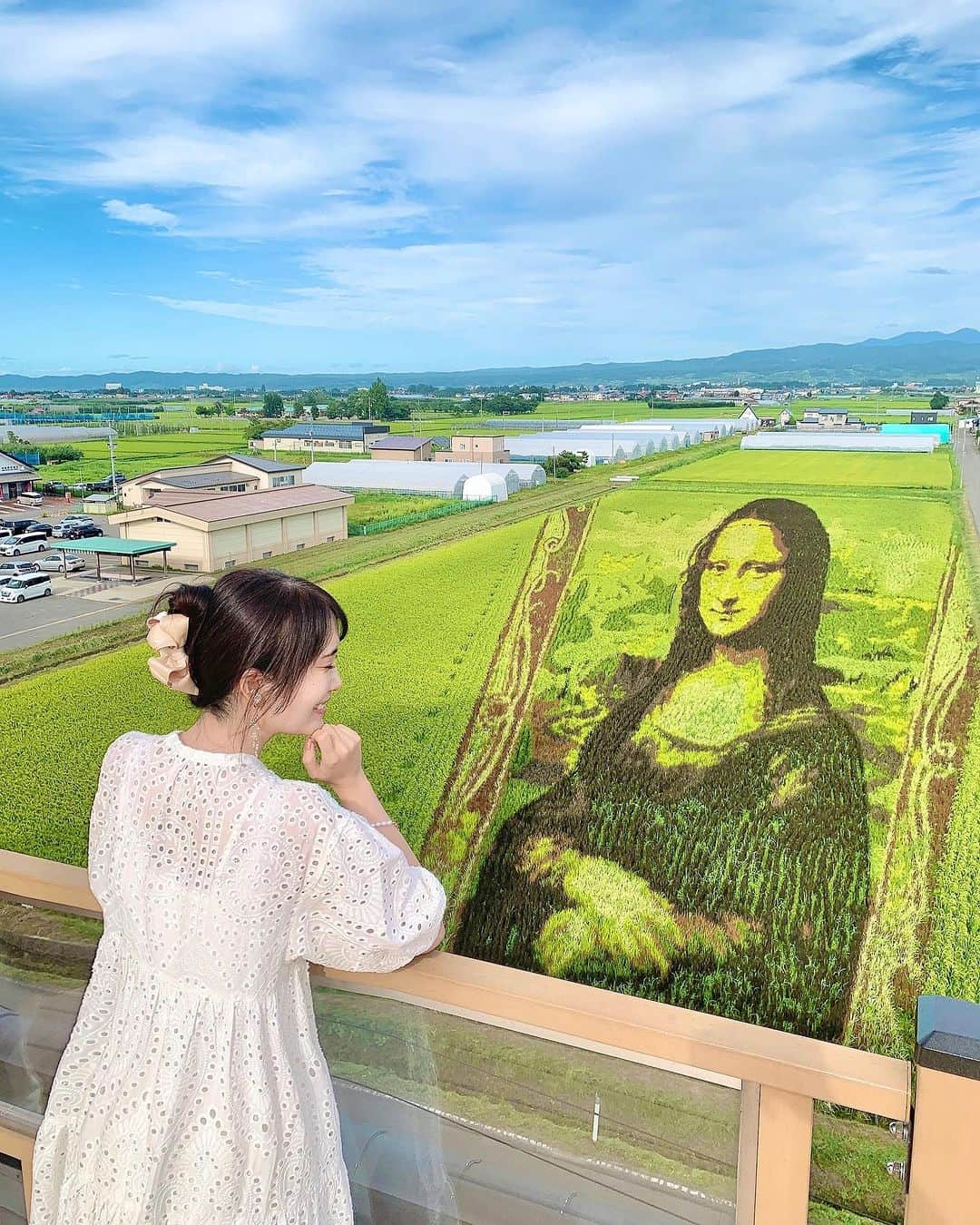 浅井麻里のインスタグラム：「🌾田んぼアート/青森県🌾 ⁡ おっきなモナリザーー！！✨😳 ⁡ 去年の夏に青森県の田舎館村で見た、田んぼアート🌾 ⁡ これ全部、稲でできてるの！👏 (3枚目の写真少しアップにしてるけどわかるかな？) ⁡ 周りの家とか、横を走ってる車とかを見てもらうと、 アートの大きさわかると思う！とっても大きい！✨ ⁡ 他にもいろんな絵の田んぼアートがあったよ💕 田舎館村だけじゃなくて、道の駅いなかだての方にも🌾 ⁡ なんでBGMこの曲にしたかは、 道の駅いなかだての田んぼアート見るとわかると思うから 写真8,9枚目を見てね❤️🤣（笑） ⁡ ⁡ #田んぼアート #田んぼ #田舎館村田んぼアート #photogenic #旅女子 #タビジョ #青森 #青森県 #青森旅行 #青森観光 #旅行 #フォトジェニック #国内旅行 #モナリザ #genic_japan #genic_travel #genic_trip #tabijyo #traveljapan #青森観光スポット #旅ライター #トラベルライター #絶景 #旅スタグラム #絶景スポット #道の駅いなかだて #日本の風景 #日本の絶景」