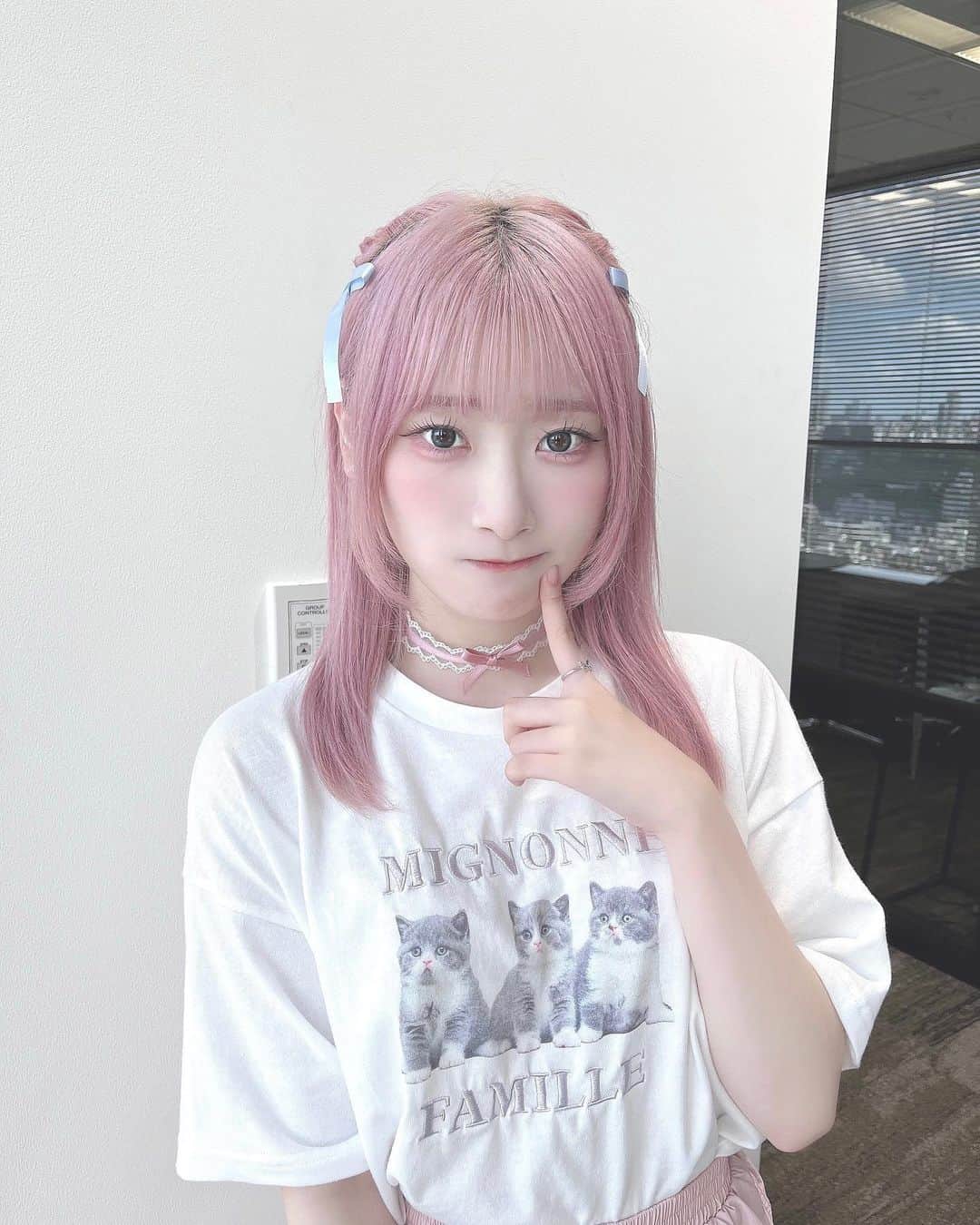 齋藤樹愛羅のインスタグラム：「^._.^-♡     ね！こ！み！み！♡    お気に入りの猫Tさん♡   お話し会ありがとう！ これは11日の時の写真だよ 11日も昨日今日もとっても楽しかったです♪    羽ピンに肉球ついてるの…🥹かわすぎる🥹  (オイル忘れちゃって髪の毛ぽはぽはでごめんね……猫毛って事で😵‍💫！)」