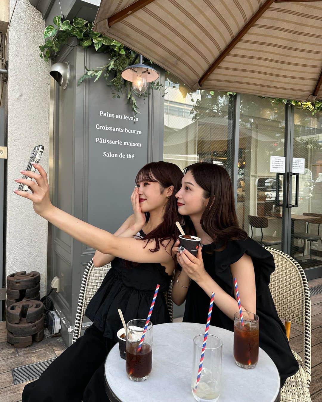 のインスタグラム：「あかりちゃんが東京来てくれて 可愛いカフェ探してくださった💕 アイスクリームにカヌレも載ってて美味しかった☺️」