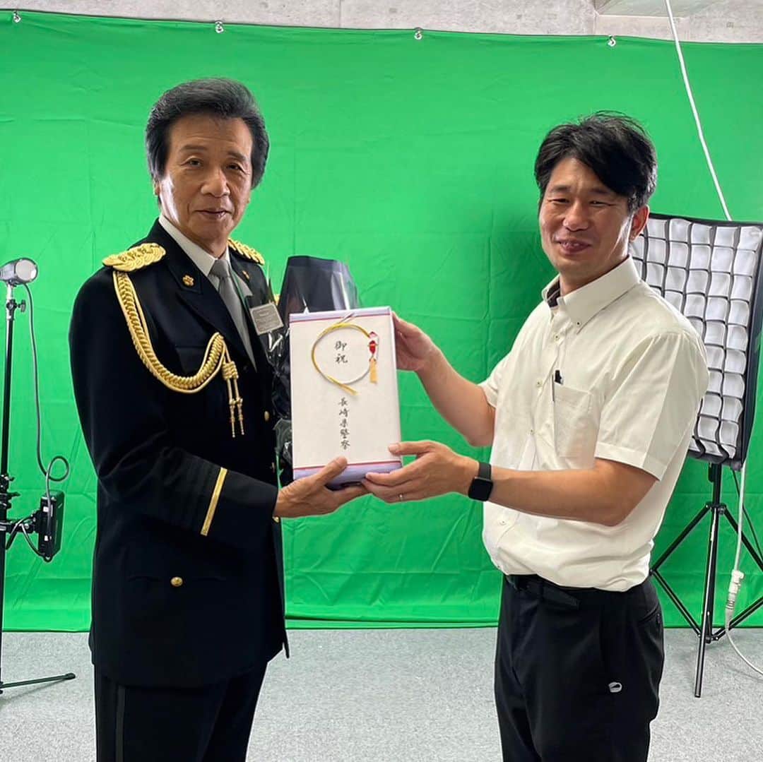 前川清のインスタグラム：「今年も長崎県の ニセ電話詐欺等被害防止広報大使に 任命していただけました👮  き になる電話は よ く考えて し っかり確認 皆さん、騙されない様に気をつけて くださいね🚓  そして昨日誕生日当日も お祝いしていただきました🎊 長崎県警からいただいた お祝いのカステラは、 なんと 木箱にも中のカステラにも メッセージが入っていました✨✨ ありがとうございます！  #前川清 #長崎県 #ニセ電話詐欺等被害防止広報大使 #だまされないぞ #特殊詐欺に負けない #精一杯務めさせていただきます #長崎名物カステラ #感謝でしかない」