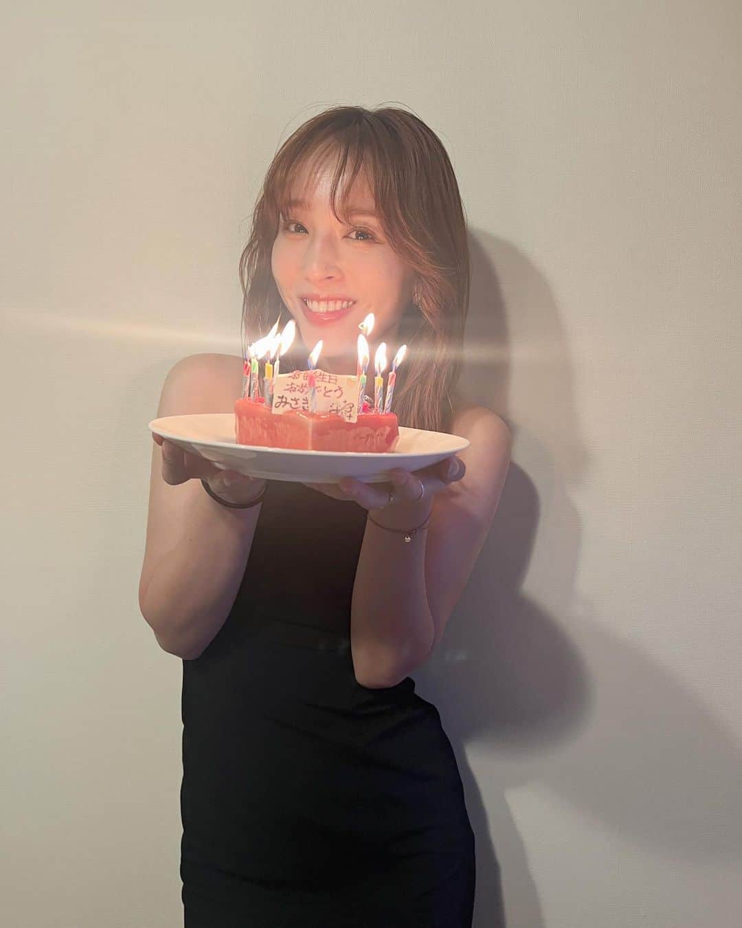 神部美咲のインスタグラム：「８月２０日に産まれたので 29歳になりました🤭笑  まだ20代です。  みなさんいつも ありがとうございます😊  ラスト20代の神部も よろしくお願いします♡」