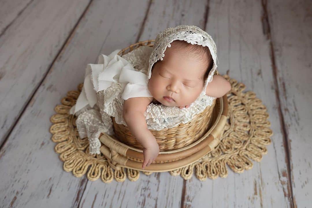 SAEKAのインスタグラム：「my little angel  ママはこの一枚目の お人形さんのような百合彩ちゃんがすっごく好き🤍 本当に真っ白が似合うねっ！  でも２枚目のちょっとぶちゃかわで うさぎさんになってる 百合彩ちゃんも大好きよ〜  #mylittleangel #newborn」