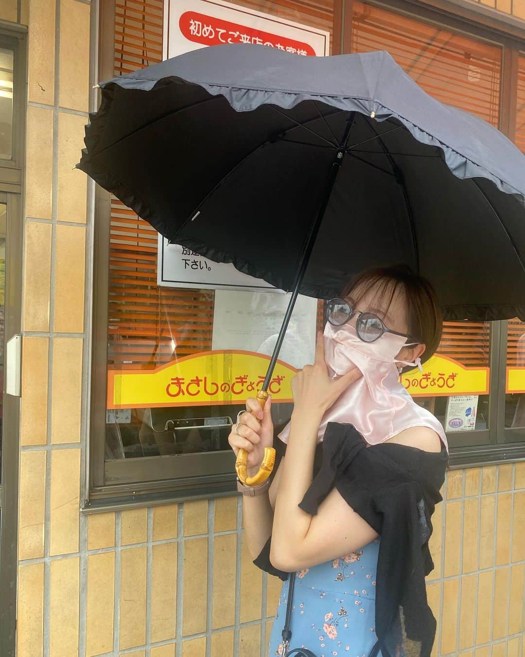 のインスタグラム：「日焼け対策しすぎて怪しい私をどうぞ。  @utukky_official のフェイスマスクが大活躍してくれてるの〜😷🤍 SPF50+だし、シルク100%だから肌触りとってもいいの！  宇都宮餃子たくさん食べたので、またいっぱい載せます🥟  dress : #esutoreja  cardigan : #visavis  . . . #PR #Utukky #フェイスカバー #紫外線対策 #日焼け防止 #uvカット #フェイスマスク #ネックカバー」