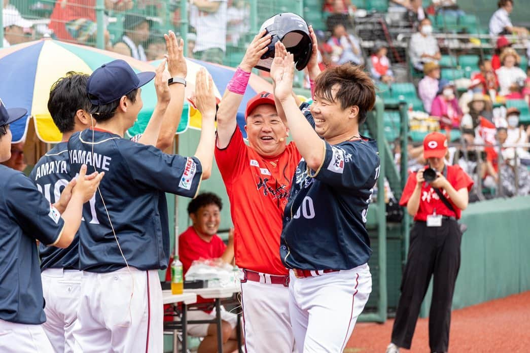 横山弘樹さんのインスタグラム写真 - (横山弘樹Instagram)「REDFES〜真夏の祭典〜  REDFESを観に来てくれたみなさん、 REDFESに携わってくれたみなさん、 本当にありがとうございました☺️✨  はじめに一つだけ聞かせてください😌  楽しんでもらえたかな🫣？？？  来れなかった人も来年こそは遊びにきてくださいね☺️✨  僕がこのイベントを企画してからこの当日を迎えるまで、  本っっっ当に色んなことがありました😌  もう何度も挫けそうになって全てを投げ出したいなんて思ってもそんな無責任なことなんてできる訳もなく、 とにかくひたすらにREDFESに向けて自分なりに走り切ったつもりです🙇🏻‍♂️  基本的にはフットワークもノリも悪くない僕ですが、この数ヶ月99%のお誘いを断ってきました。  そんな中トッティーだけはそんな僕を心配してか。 それともただの天然寂しがりやなのか。 はたまた横さんのことが大好き過ぎるのか。  「なにか手伝えることありますかー」 「たまには一緒に夜ごはん食べましょー」 「横さん生きてますかー」って、本当に毎日なにかしらの連絡をくれてました。  トッティーにはまじで救われてました。 (…この文章打ってる今も実は電話してました) いつもありがとね戸田隆男っ😌  夜中気付いたら昨日から1日何にも食べてないじゃんなんてザラにあったし、 あとこれは先に謝っておこうかな。 ごめんなさいね、最後の2〜3日、風呂も入れてないや。 ファンの皆さん、臭いなって思われた方いたらごめんなさい。笑 あんな大事な日に髭ボーボーでごめんね。  猛に「ヒゲも剃れないくらい頑張ってくれてたんやね」って言われて裏で泣きました。笑  良え格好しいの横山には考えられないですが、実は結構やばいくらいに追い込まれてました。  野球人生でも5回くらいしか泣いたことない僕が、この1ヶ月で多分横山80回くらいは泣いたかな。  こんだけ頑張ったんだぜーなんて言いたい訳じゃなくて これだけ頑張らせてくれてありがとうが伝えたいのです😌  REDFESを楽しみにチケットを買って 球場に来てくれるファン。  広島を想うREDFESメンバー。  このREDFESを一緒に作り上げてくれた運営メンバー。  "みんながいるから頑張れた"  結局、最初から最後まで周りのみんなに支えてもらいました。  1人じゃぜっったいに無理！  スティーブ・ジョブズでも1人ではなにも成し得れないんですから。笑  とはいえ、一般常識もない、才能もない、お金や数字の見方も分からない、本当に全てが初めてぶつかる困難ばかりでこの日を迎えるまでに本当に沢山の人様に迷惑をかけてきました。  本当に沢山叱られました。笑  自分の未熟さにずっと悔しくて大野さんの電話越しの優しい声に平和大通りで1人で泣いたこともありました。 天谷さんの優しい行動にも涙してしまった。 大人数の前でこっそり爆泣きしたこともありました。  かっこいい大人の人達の優しさにいつも助けられてきました。  このイベントを企画したときも、 野球界や広島に恩返しのためにメンバーを募ろうとヤマさん(山本圭壱さん)に連絡しました。 あんなに忙しいなかでいの一番に電話をくれて一緒に頑張ろうって手を挙げてくれました。  そこから安部さん、廉さんも「横が誘ってくれたことならもちろん協力するよ」って言って頂けてあの時の先輩方の温かい優しさに本当に救われました🥹‼︎  達川さんや大野さんに島谷ひとみさん…こんな錚々たるメンバーが集まったのは紛れもなく奇跡です。  向こう10年揃わないメンバーだと思います。  そんな最高に素敵なメンバーが、みんなで同じユニフォームを着て一緒に汗かいて一生懸命にプレーをして、そしてファンのみんなと楽しく過ごしている姿を見て、夢かな？ってほっぺたをツネるほどに幸せな時間を堪能できました。  僕主催者個人としては100点中…1点。 99点が反省点ばかりの1日となりましたが、 一人ひとりのファンの皆さんや選手たちの笑顔を見る限り皆さん100点満点の笑顔だったので概ね良しとさせてください☺️笑  僕自身も、このまだまだ未熟なREDFESとともにもっともっと頑張って立派に成長して、来年、再来年も…もっと先の10年20年後まで広島に根付いていけるようなお祭りにしたいと思います。  今回来てくれた人には、三次での第一回のREDFESに行ったんだよって自慢してもらいたいです🔥  まだまだ微力ではありますが、これからもまだまだ挑戦したいこと、やりたいこといっぱいあります！  もしかしたら色んな失敗もするかもしれないけど、それはそれで成功するまで諦めずに続けていけば良いのかなと。  まったく大それたことを言うつもりはないけど、いつかこの広島の為になにか良いことができたら嬉しいです👍🏻  ひとまず、第一回。  REDFES〜真夏の祭典〜  みなさん本当にありがとうございました☺️✨  引き続き、選手たちの様子やタグ付け、メンション、SNSへの発信や拡散もよろしくお願いします🔥」8月20日 21時16分 - h_y.18