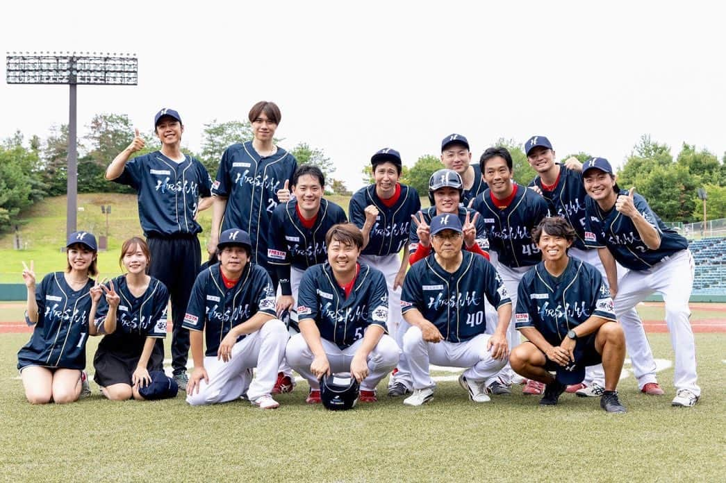 横山弘樹さんのインスタグラム写真 - (横山弘樹Instagram)「REDFES〜真夏の祭典〜  REDFESを観に来てくれたみなさん、 REDFESに携わってくれたみなさん、 本当にありがとうございました☺️✨  はじめに一つだけ聞かせてください😌  楽しんでもらえたかな🫣？？？  来れなかった人も来年こそは遊びにきてくださいね☺️✨  僕がこのイベントを企画してからこの当日を迎えるまで、  本っっっ当に色んなことがありました😌  もう何度も挫けそうになって全てを投げ出したいなんて思ってもそんな無責任なことなんてできる訳もなく、 とにかくひたすらにREDFESに向けて自分なりに走り切ったつもりです🙇🏻‍♂️  基本的にはフットワークもノリも悪くない僕ですが、この数ヶ月99%のお誘いを断ってきました。  そんな中トッティーだけはそんな僕を心配してか。 それともただの天然寂しがりやなのか。 はたまた横さんのことが大好き過ぎるのか。  「なにか手伝えることありますかー」 「たまには一緒に夜ごはん食べましょー」 「横さん生きてますかー」って、本当に毎日なにかしらの連絡をくれてました。  トッティーにはまじで救われてました。 (…この文章打ってる今も実は電話してました) いつもありがとね戸田隆男っ😌  夜中気付いたら昨日から1日何にも食べてないじゃんなんてザラにあったし、 あとこれは先に謝っておこうかな。 ごめんなさいね、最後の2〜3日、風呂も入れてないや。 ファンの皆さん、臭いなって思われた方いたらごめんなさい。笑 あんな大事な日に髭ボーボーでごめんね。  猛に「ヒゲも剃れないくらい頑張ってくれてたんやね」って言われて裏で泣きました。笑  良え格好しいの横山には考えられないですが、実は結構やばいくらいに追い込まれてました。  野球人生でも5回くらいしか泣いたことない僕が、この1ヶ月で多分横山80回くらいは泣いたかな。  こんだけ頑張ったんだぜーなんて言いたい訳じゃなくて これだけ頑張らせてくれてありがとうが伝えたいのです😌  REDFESを楽しみにチケットを買って 球場に来てくれるファン。  広島を想うREDFESメンバー。  このREDFESを一緒に作り上げてくれた運営メンバー。  "みんながいるから頑張れた"  結局、最初から最後まで周りのみんなに支えてもらいました。  1人じゃぜっったいに無理！  スティーブ・ジョブズでも1人ではなにも成し得れないんですから。笑  とはいえ、一般常識もない、才能もない、お金や数字の見方も分からない、本当に全てが初めてぶつかる困難ばかりでこの日を迎えるまでに本当に沢山の人様に迷惑をかけてきました。  本当に沢山叱られました。笑  自分の未熟さにずっと悔しくて大野さんの電話越しの優しい声に平和大通りで1人で泣いたこともありました。 天谷さんの優しい行動にも涙してしまった。 大人数の前でこっそり爆泣きしたこともありました。  かっこいい大人の人達の優しさにいつも助けられてきました。  このイベントを企画したときも、 野球界や広島に恩返しのためにメンバーを募ろうとヤマさん(山本圭壱さん)に連絡しました。 あんなに忙しいなかでいの一番に電話をくれて一緒に頑張ろうって手を挙げてくれました。  そこから安部さん、廉さんも「横が誘ってくれたことならもちろん協力するよ」って言って頂けてあの時の先輩方の温かい優しさに本当に救われました🥹‼︎  達川さんや大野さんに島谷ひとみさん…こんな錚々たるメンバーが集まったのは紛れもなく奇跡です。  向こう10年揃わないメンバーだと思います。  そんな最高に素敵なメンバーが、みんなで同じユニフォームを着て一緒に汗かいて一生懸命にプレーをして、そしてファンのみんなと楽しく過ごしている姿を見て、夢かな？ってほっぺたをツネるほどに幸せな時間を堪能できました。  僕主催者個人としては100点中…1点。 99点が反省点ばかりの1日となりましたが、 一人ひとりのファンの皆さんや選手たちの笑顔を見る限り皆さん100点満点の笑顔だったので概ね良しとさせてください☺️笑  僕自身も、このまだまだ未熟なREDFESとともにもっともっと頑張って立派に成長して、来年、再来年も…もっと先の10年20年後まで広島に根付いていけるようなお祭りにしたいと思います。  今回来てくれた人には、三次での第一回のREDFESに行ったんだよって自慢してもらいたいです🔥  まだまだ微力ではありますが、これからもまだまだ挑戦したいこと、やりたいこといっぱいあります！  もしかしたら色んな失敗もするかもしれないけど、それはそれで成功するまで諦めずに続けていけば良いのかなと。  まったく大それたことを言うつもりはないけど、いつかこの広島の為になにか良いことができたら嬉しいです👍🏻  ひとまず、第一回。  REDFES〜真夏の祭典〜  みなさん本当にありがとうございました☺️✨  引き続き、選手たちの様子やタグ付け、メンション、SNSへの発信や拡散もよろしくお願いします🔥」8月20日 21時16分 - h_y.18