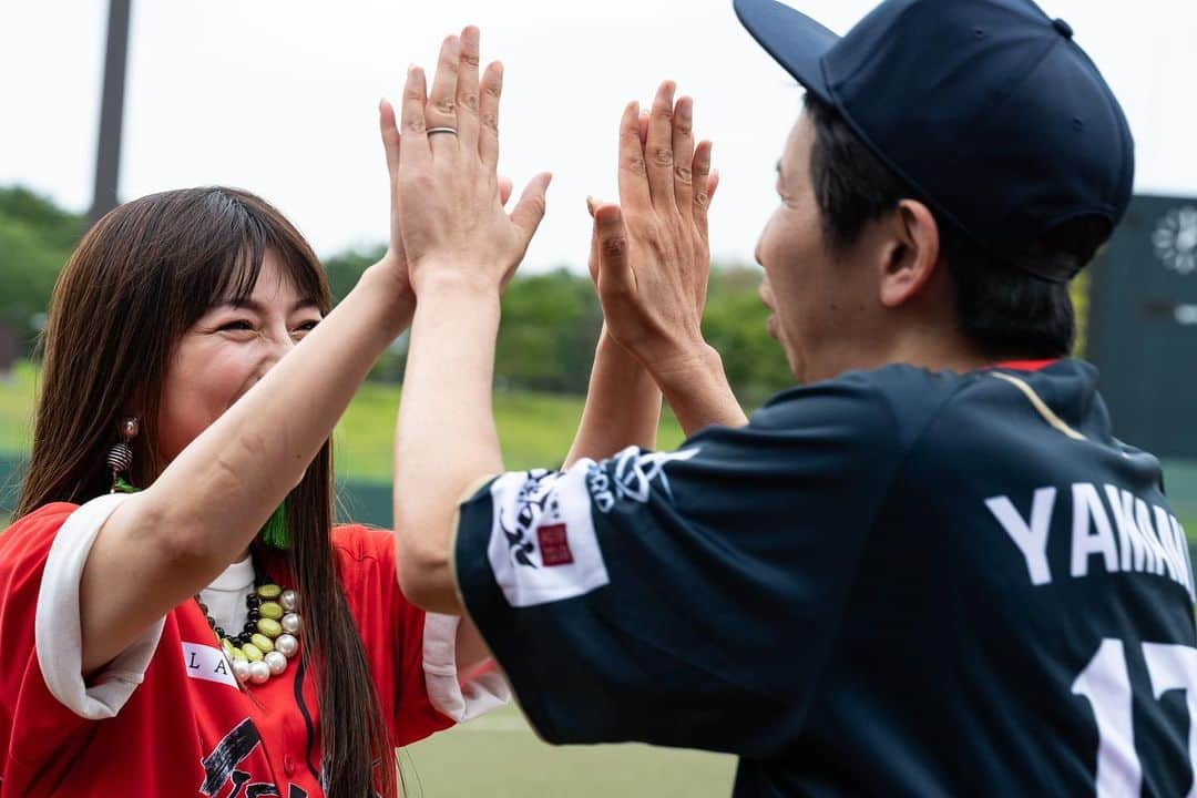 横山弘樹さんのインスタグラム写真 - (横山弘樹Instagram)「REDFES〜真夏の祭典〜  REDFESを観に来てくれたみなさん、 REDFESに携わってくれたみなさん、 本当にありがとうございました☺️✨  はじめに一つだけ聞かせてください😌  楽しんでもらえたかな🫣？？？  来れなかった人も来年こそは遊びにきてくださいね☺️✨  僕がこのイベントを企画してからこの当日を迎えるまで、  本っっっ当に色んなことがありました😌  もう何度も挫けそうになって全てを投げ出したいなんて思ってもそんな無責任なことなんてできる訳もなく、 とにかくひたすらにREDFESに向けて自分なりに走り切ったつもりです🙇🏻‍♂️  基本的にはフットワークもノリも悪くない僕ですが、この数ヶ月99%のお誘いを断ってきました。  そんな中トッティーだけはそんな僕を心配してか。 それともただの天然寂しがりやなのか。 はたまた横さんのことが大好き過ぎるのか。  「なにか手伝えることありますかー」 「たまには一緒に夜ごはん食べましょー」 「横さん生きてますかー」って、本当に毎日なにかしらの連絡をくれてました。  トッティーにはまじで救われてました。 (…この文章打ってる今も実は電話してました) いつもありがとね戸田隆男っ😌  夜中気付いたら昨日から1日何にも食べてないじゃんなんてザラにあったし、 あとこれは先に謝っておこうかな。 ごめんなさいね、最後の2〜3日、風呂も入れてないや。 ファンの皆さん、臭いなって思われた方いたらごめんなさい。笑 あんな大事な日に髭ボーボーでごめんね。  猛に「ヒゲも剃れないくらい頑張ってくれてたんやね」って言われて裏で泣きました。笑  良え格好しいの横山には考えられないですが、実は結構やばいくらいに追い込まれてました。  野球人生でも5回くらいしか泣いたことない僕が、この1ヶ月で多分横山80回くらいは泣いたかな。  こんだけ頑張ったんだぜーなんて言いたい訳じゃなくて これだけ頑張らせてくれてありがとうが伝えたいのです😌  REDFESを楽しみにチケットを買って 球場に来てくれるファン。  広島を想うREDFESメンバー。  このREDFESを一緒に作り上げてくれた運営メンバー。  "みんながいるから頑張れた"  結局、最初から最後まで周りのみんなに支えてもらいました。  1人じゃぜっったいに無理！  スティーブ・ジョブズでも1人ではなにも成し得れないんですから。笑  とはいえ、一般常識もない、才能もない、お金や数字の見方も分からない、本当に全てが初めてぶつかる困難ばかりでこの日を迎えるまでに本当に沢山の人様に迷惑をかけてきました。  本当に沢山叱られました。笑  自分の未熟さにずっと悔しくて大野さんの電話越しの優しい声に平和大通りで1人で泣いたこともありました。 天谷さんの優しい行動にも涙してしまった。 大人数の前でこっそり爆泣きしたこともありました。  かっこいい大人の人達の優しさにいつも助けられてきました。  このイベントを企画したときも、 野球界や広島に恩返しのためにメンバーを募ろうとヤマさん(山本圭壱さん)に連絡しました。 あんなに忙しいなかでいの一番に電話をくれて一緒に頑張ろうって手を挙げてくれました。  そこから安部さん、廉さんも「横が誘ってくれたことならもちろん協力するよ」って言って頂けてあの時の先輩方の温かい優しさに本当に救われました🥹‼︎  達川さんや大野さんに島谷ひとみさん…こんな錚々たるメンバーが集まったのは紛れもなく奇跡です。  向こう10年揃わないメンバーだと思います。  そんな最高に素敵なメンバーが、みんなで同じユニフォームを着て一緒に汗かいて一生懸命にプレーをして、そしてファンのみんなと楽しく過ごしている姿を見て、夢かな？ってほっぺたをツネるほどに幸せな時間を堪能できました。  僕主催者個人としては100点中…1点。 99点が反省点ばかりの1日となりましたが、 一人ひとりのファンの皆さんや選手たちの笑顔を見る限り皆さん100点満点の笑顔だったので概ね良しとさせてください☺️笑  僕自身も、このまだまだ未熟なREDFESとともにもっともっと頑張って立派に成長して、来年、再来年も…もっと先の10年20年後まで広島に根付いていけるようなお祭りにしたいと思います。  今回来てくれた人には、三次での第一回のREDFESに行ったんだよって自慢してもらいたいです🔥  まだまだ微力ではありますが、これからもまだまだ挑戦したいこと、やりたいこといっぱいあります！  もしかしたら色んな失敗もするかもしれないけど、それはそれで成功するまで諦めずに続けていけば良いのかなと。  まったく大それたことを言うつもりはないけど、いつかこの広島の為になにか良いことができたら嬉しいです👍🏻  ひとまず、第一回。  REDFES〜真夏の祭典〜  みなさん本当にありがとうございました☺️✨  引き続き、選手たちの様子やタグ付け、メンション、SNSへの発信や拡散もよろしくお願いします🔥」8月20日 21時16分 - h_y.18