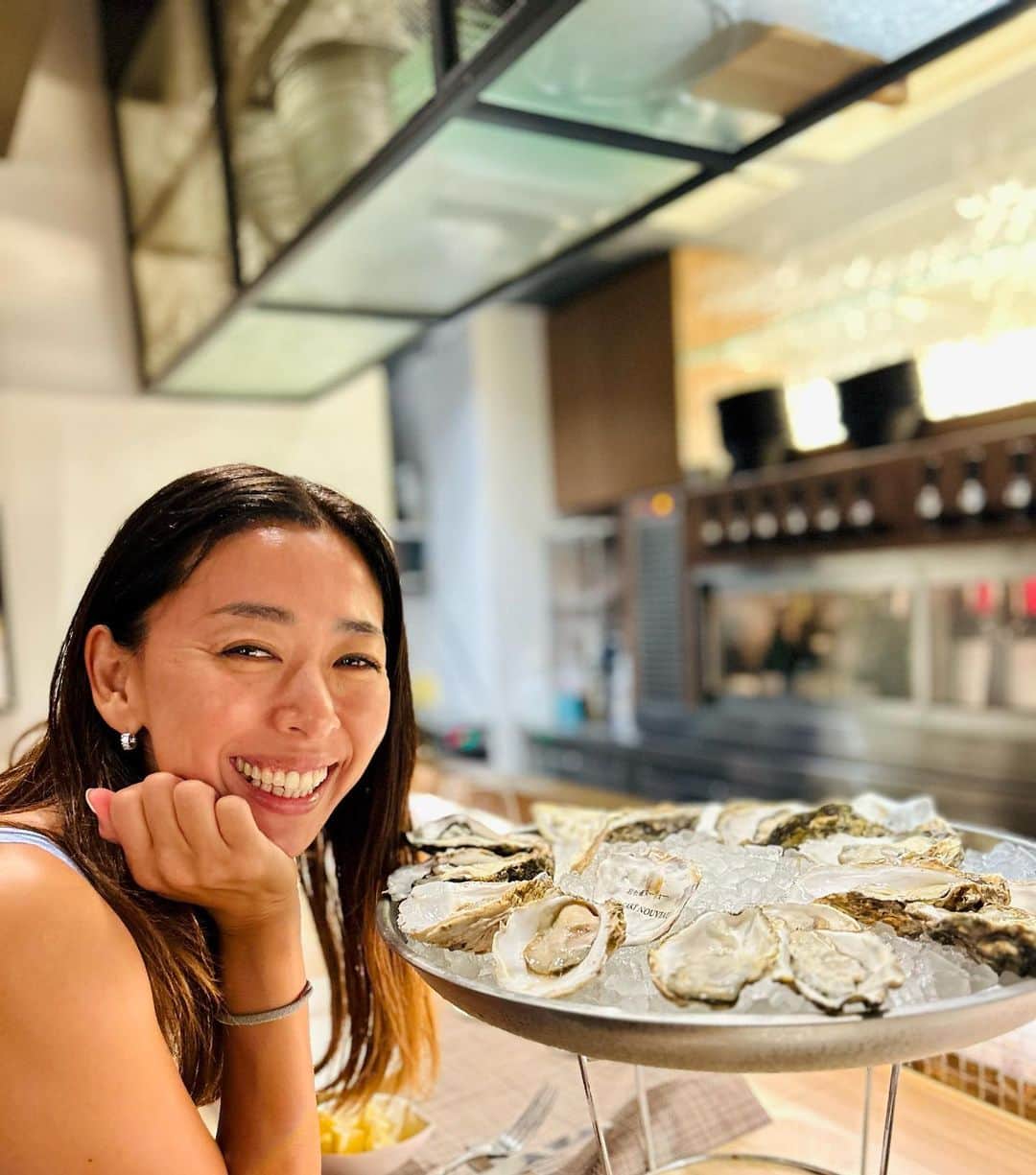 野沢和香のインスタグラム：「大好物🙌🦪  信じられないくらい美味しい😋オイスターバーに連れて行ってもらいました🍽️ 🐕🦪 @oyster_vinoble   一年中新鮮な色々な種類の牡蠣を食べ比べられるのも最高なんだけど、 このパスタに感動(3枚目) ミートソースという名前からは想像もつかないクオリティー🤤🤤🤤絶品！  美味しいご飯て、あーー幸せ😋」
