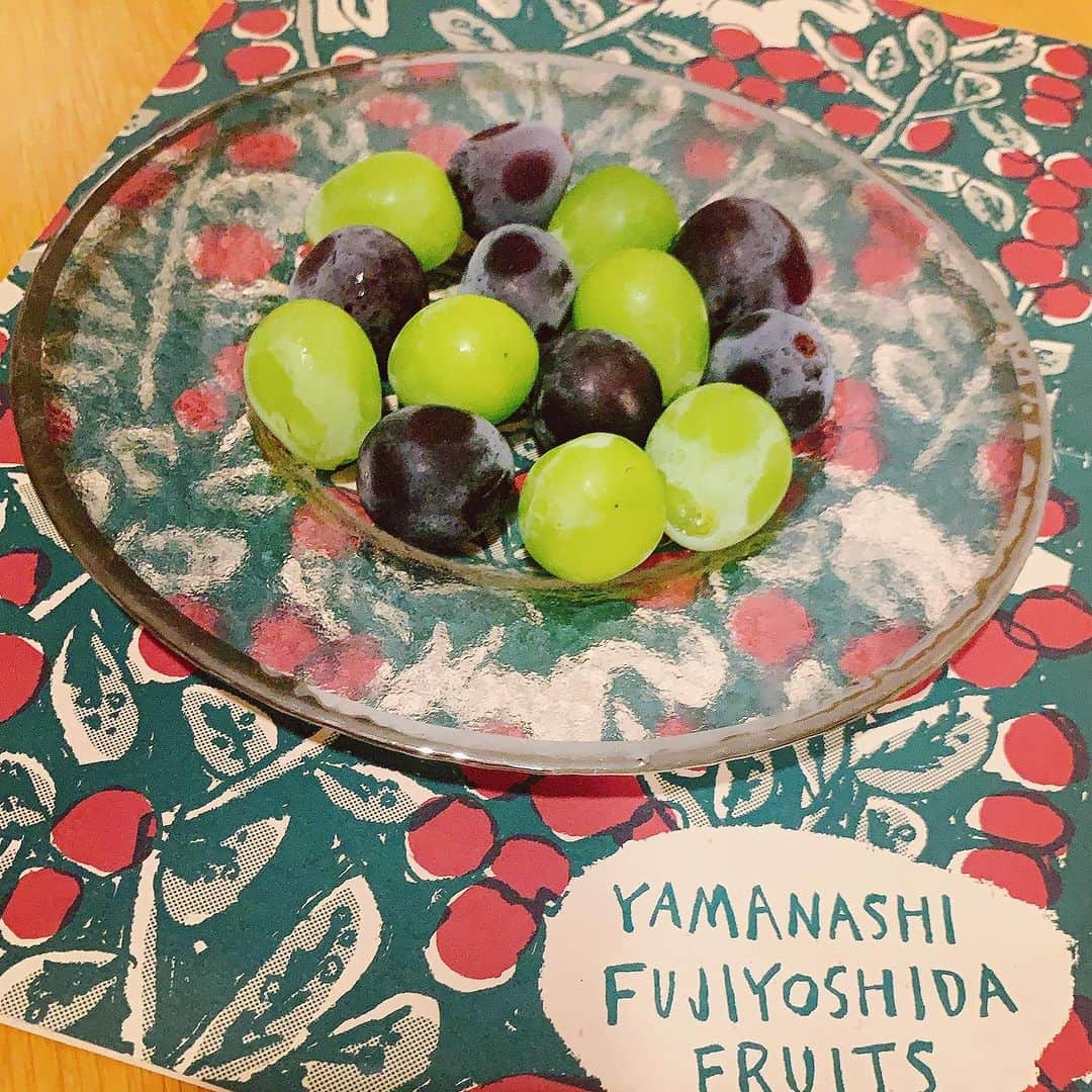 奥山レイカさんのインスタグラム写真 - (奥山レイカInstagram)「山梨のフルーツがおいしすぎる🍇 フルーツは毎日食べたいけど高いからありがたい🙌 #山梨フルーツ #ふるさと納税返礼品  #つながるふじよしだ2023」8月20日 21時18分 - rks631