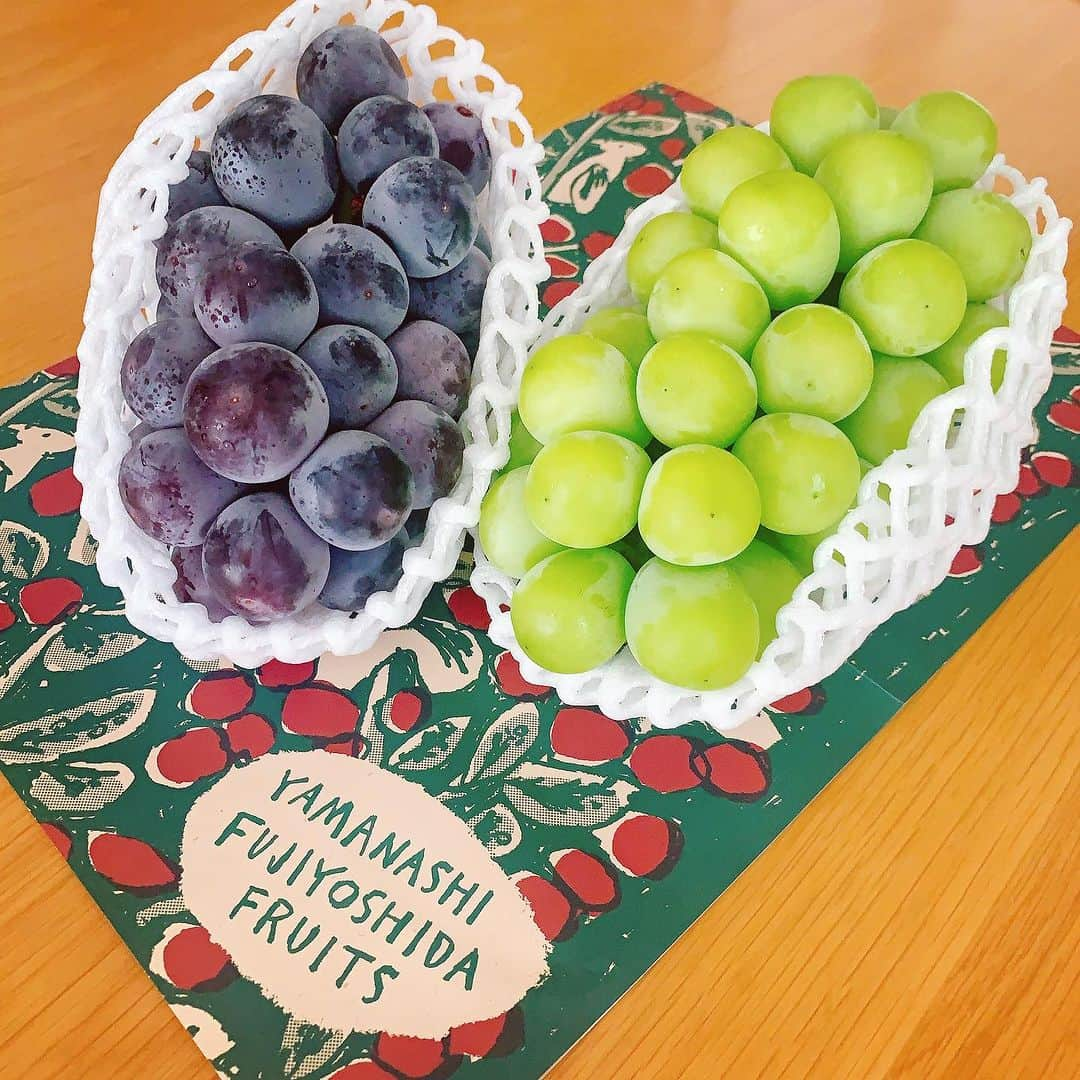 奥山レイカのインスタグラム：「山梨のフルーツがおいしすぎる🍇 フルーツは毎日食べたいけど高いからありがたい🙌 #山梨フルーツ #ふるさと納税返礼品  #つながるふじよしだ2023」