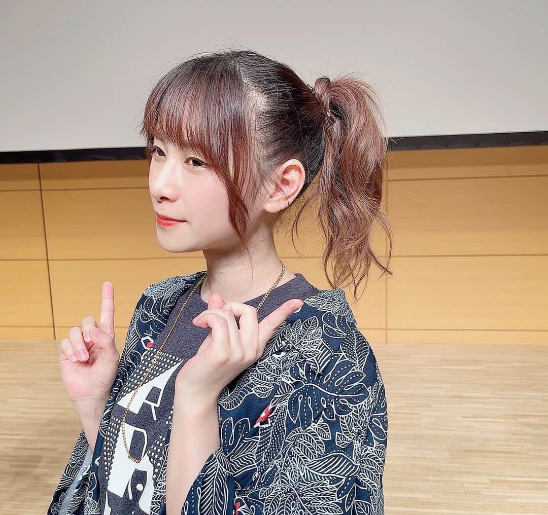 前田佳織里のインスタグラム：「レアなポニーテール🙋‍♀️ ちょっとサイドにしてました！ 夏っぽい🌞🌴🌺✨ #ポニーテール  #夏 #髪型」