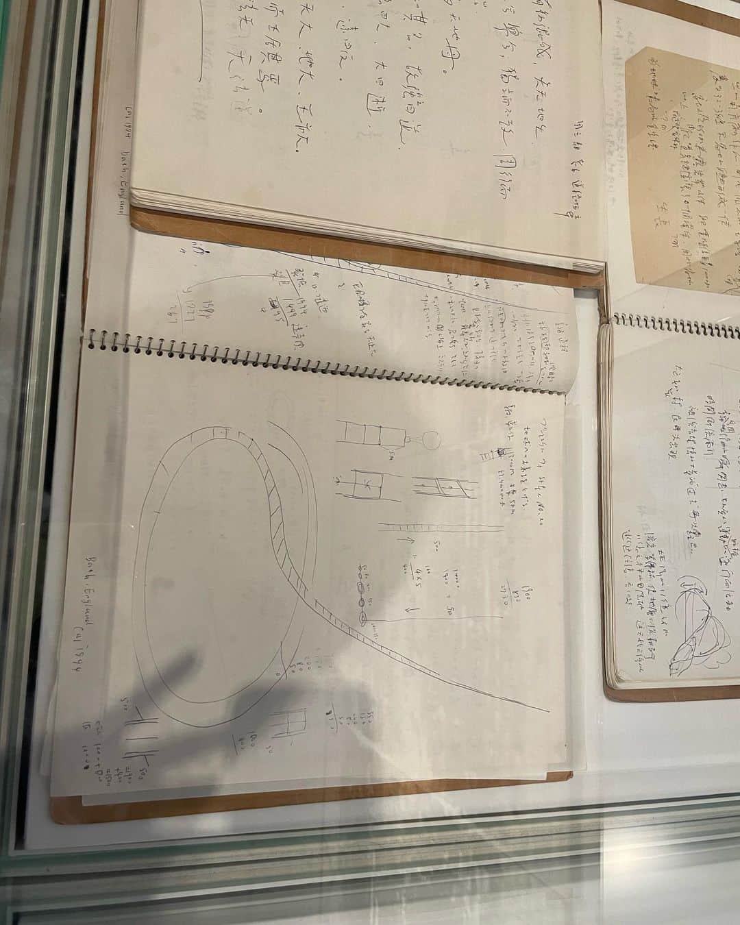 横田彩夏さんのインスタグラム写真 - (横田彩夏Instagram)「ツァイグオチャン 宇宙遊　<原初火球>から始まる  物理的にも爆発的な作品は とても刺激的でした💣💥  1番好きな作品は梯子です。 嘘のような本当の天に伸びる梯子。 20年かけて3回失敗して、 諦めずに成功した大作。 学生時代のノートにも作戦を書いていたのは とてもロマンを感じました。学 ゆえにポストカードを買いました。  明日で終わっちゃうから 急遽ワンマン参戦したんだけど 知らない人に写真撮ってくださいと言い たくさん撮ってもらう日曜日。 心臓に毛が生えてます。  #国立新美術館#乃木坂#ツァイグオチャン#葵國強#宇宙遊#展示#dayoff#art#artgallery」8月20日 21時21分 - picowestwood