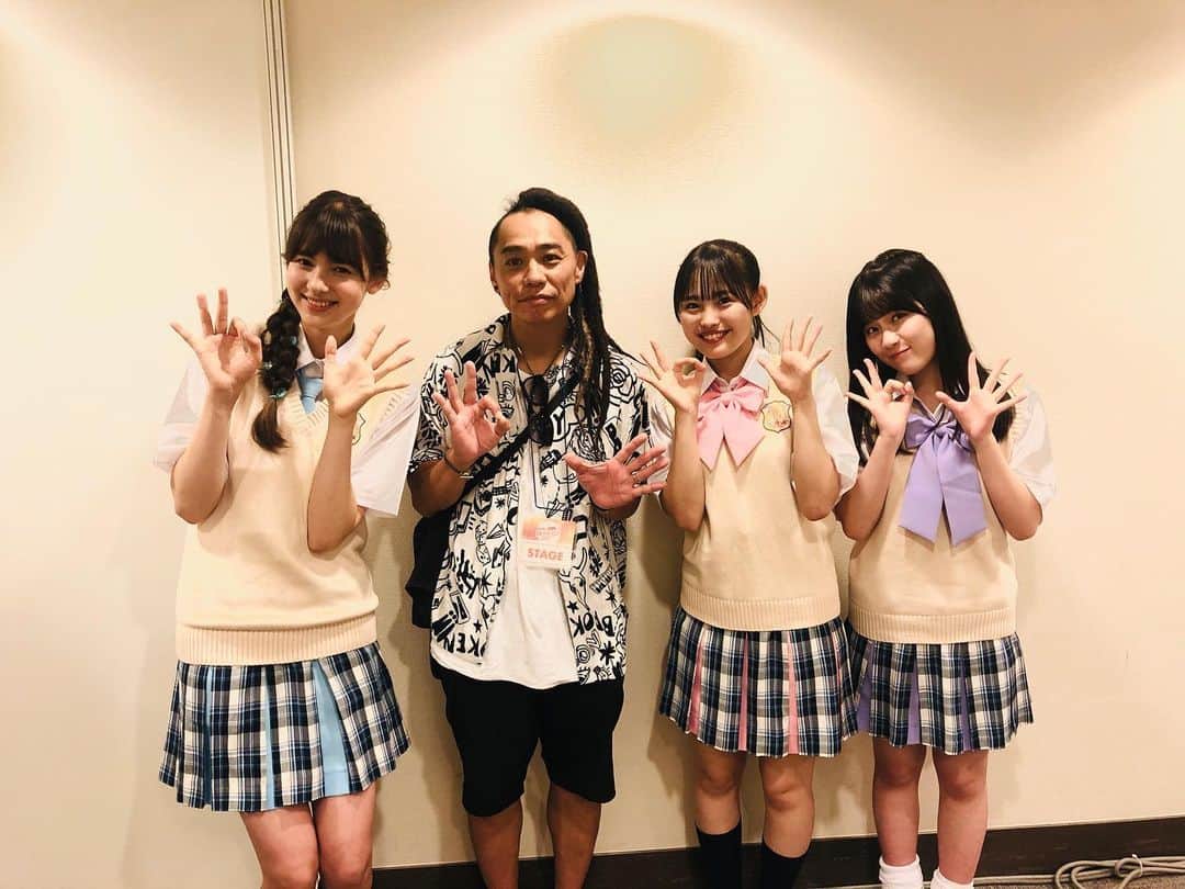のインスタグラム：「ちゃお✖️リボン 『ガールズコミックフェス』  シン•おはガールが パフォーマンス&ダンスレクチャー をするとの事で見に行ってきましたー‼︎  ステージ上で歌って踊る姿は 堂々と自信に満ちていて カッコ良かったです👍  こどもたちも皆んな踊っていて 素敵な光景を観させて頂きましたー🎶 人前でのLive そして堂々とした姿を見れて 感動しましたー‼︎!  #イッテラシャキット !!! #おはガール　 #おはスタ #ガルフェス　 #何十年かぶりの #パシフィコ横浜　 #Amploudの撮影場所」