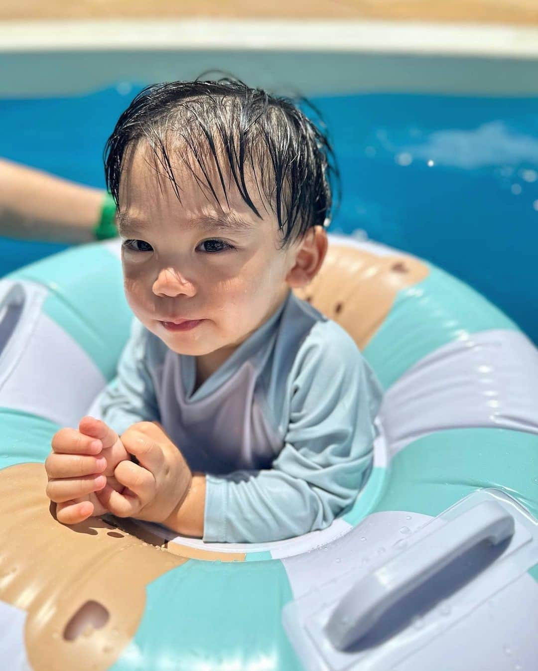 畑有里紗さんのインスタグラム写真 - (畑有里紗Instagram)「息子プールデビュー👶🏻⛱️ #生後14ヶ月  いつも水遊びが大好きでよく噴水⛲️みたいなところ行ってるけど水の中に入って遊んだことはなかったからずっと連れて行ってあげたいなぁと思ってて行ってきたよ〜😇  想像してた以上に楽しんでくれてて たくさんの笑顔が見れて私たちも大満足でした😚❤️‍🔥 またいい思い出が増えたね🫶  今日にて10日間の夏休みが終了🥹🥹🌻 毎日楽しすぎたな〜〜😫💕  @sho_arii.family  #家族#となのいる生活#息子#プールデビュー#初プール#男の子ベビー#男の子ママ#男の子パパ#夏休み#お盆休み#お盆休みの過ごし方#お盆休み満喫#夏#2023夏#デカパトスト#神戸#子連れお出かけ#子連れお出かけスポット」8月20日 21時31分 - arii_m36