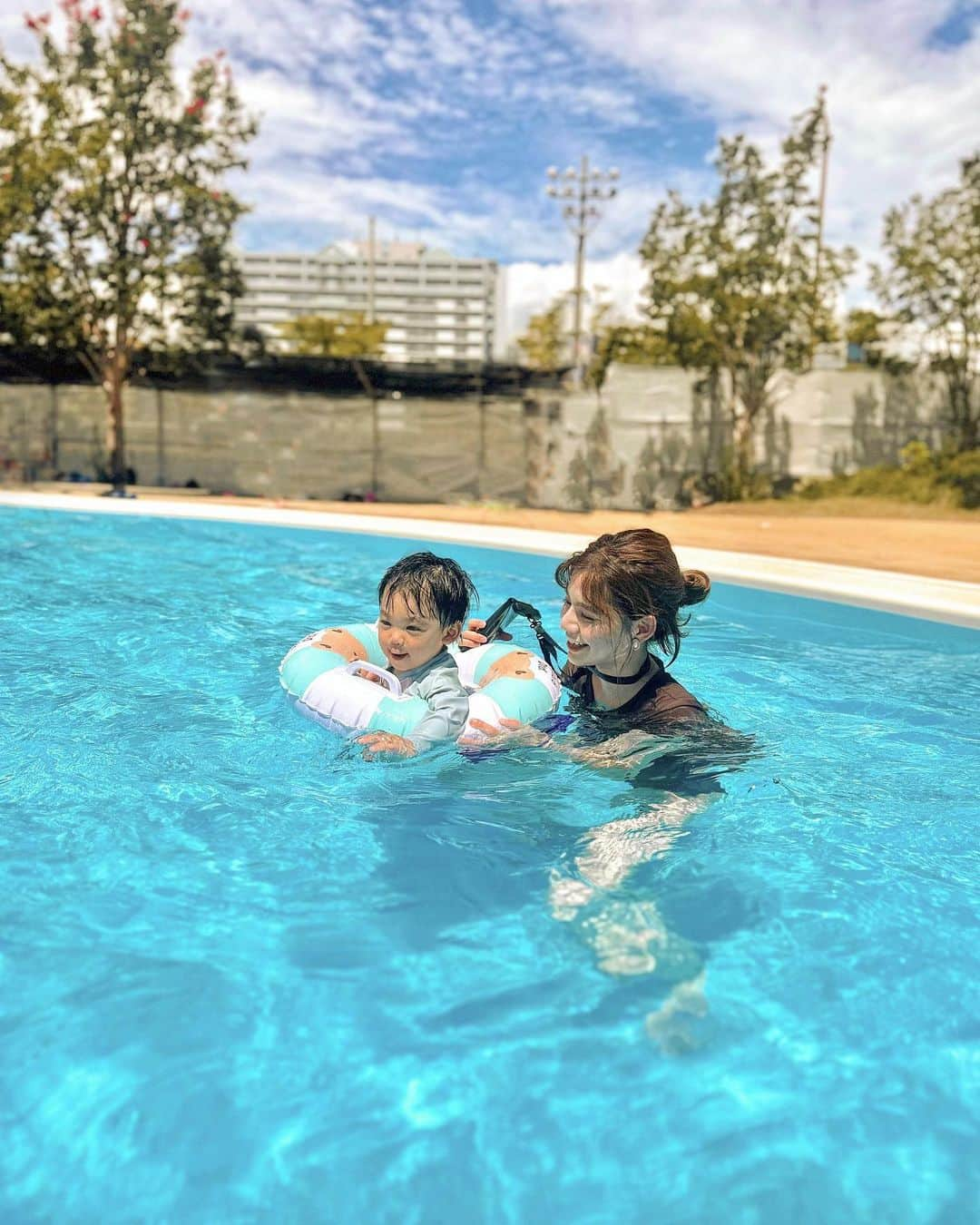 畑有里紗さんのインスタグラム写真 - (畑有里紗Instagram)「息子プールデビュー👶🏻⛱️ #生後14ヶ月  いつも水遊びが大好きでよく噴水⛲️みたいなところ行ってるけど水の中に入って遊んだことはなかったからずっと連れて行ってあげたいなぁと思ってて行ってきたよ〜😇  想像してた以上に楽しんでくれてて たくさんの笑顔が見れて私たちも大満足でした😚❤️‍🔥 またいい思い出が増えたね🫶  今日にて10日間の夏休みが終了🥹🥹🌻 毎日楽しすぎたな〜〜😫💕  @sho_arii.family  #家族#となのいる生活#息子#プールデビュー#初プール#男の子ベビー#男の子ママ#男の子パパ#夏休み#お盆休み#お盆休みの過ごし方#お盆休み満喫#夏#2023夏#デカパトスト#神戸#子連れお出かけ#子連れお出かけスポット」8月20日 21時31分 - arii_m36