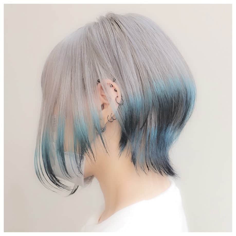 オオモトのインスタグラム：「黒を効果的に使いましょう。 ・  WOM  代表　オオモト @bobby_omoto_style @wom_hair_ ご予約はinstaDM or TEL にて🙇🏻‍♂️  ・ 直近空き予約や、日々の髪型はストーリーにて随時投稿しております🤚🏻気軽にご予約お待ちしております💌 ※ご新規様は注意事項を必読の上ご予約お願いいたします。  ・ お値段、ご予約方法、場所、などはストーリーハイライトに明記しております✨  税抜表示 ご新規様ブリーチ最終受付17時半 基本月、木休み 現在中途スタッフ、新卒スタッフを募集しております！ ご興味あるかたはDMお待ちしております！  ・」