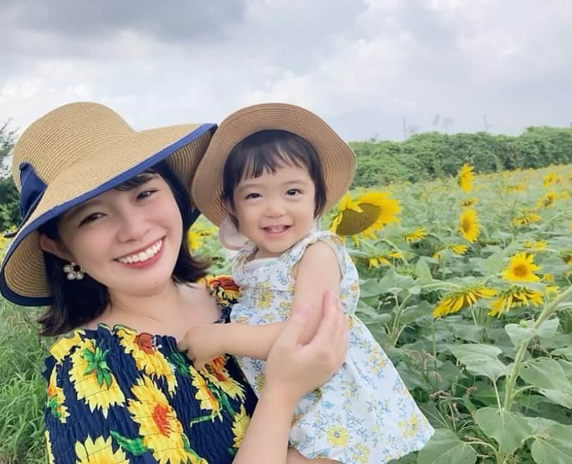 亜実のインスタグラム：「🌻👒🌻👒🌻👒  🇯🇵今年も座間ひまわり畑に行ってきたよ🌻💕着く直前に通り雨降っちゃって、ひまわりは見事に下向いてた😂ことちゃんも何故かご機嫌斜め😂来年またリベンジしよう🫶 🇹🇼今年也去了座間賞向日葵了🌻💕我們快到的時候下了一點毛毛雨，向日葵都看著地上了呢😂而且不知道為什麼琴醬也心情不太好😂希望明年能拍到更多美照🫶  🌻 #座間ひまわり畑   #女の子ママ #女の子ベビー #1歳女の子 #ひまわり畑 #年子育児 #年子ママ #2人目妊娠中 #妊婦生活」