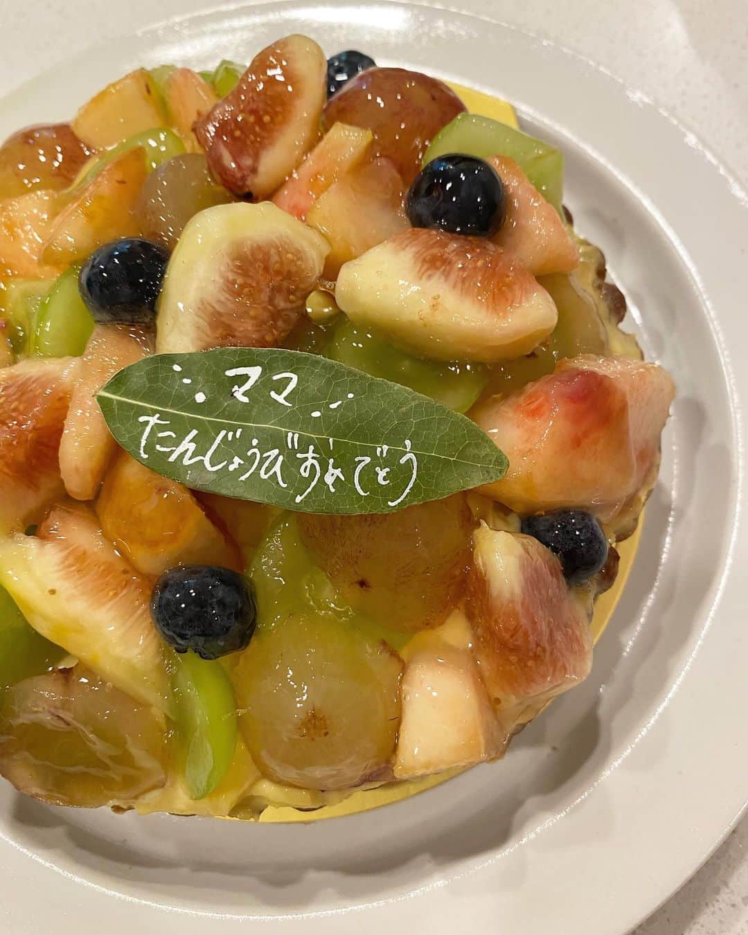 木村沙織のインスタグラム：「. 今年もワンアップしてレベル３７まできました🫡 ( ひゃー年取ったーーー😂 ) . . 今年から👶🏻も加わり、 バタバタな毎日で 誕生日とかほんと忘れてたけど、 美味しいお肉を焼いてくれて ケーキもあって ( ママってのはウルッとした🥲 ) 終いにはプレゼントまででてきて 驚きと喜びの一日でした🫨🎂 . ありがとうありがとう🦍🫶🏼 . . #819🦁」